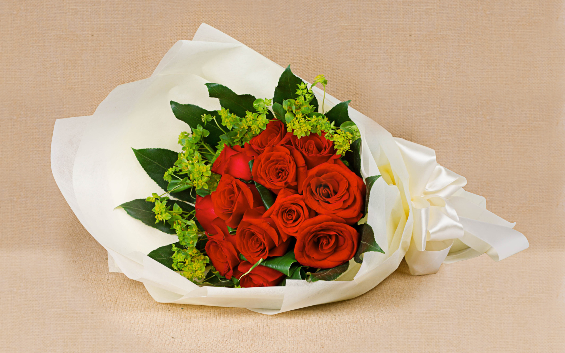 Букет красных роз с белым бантом