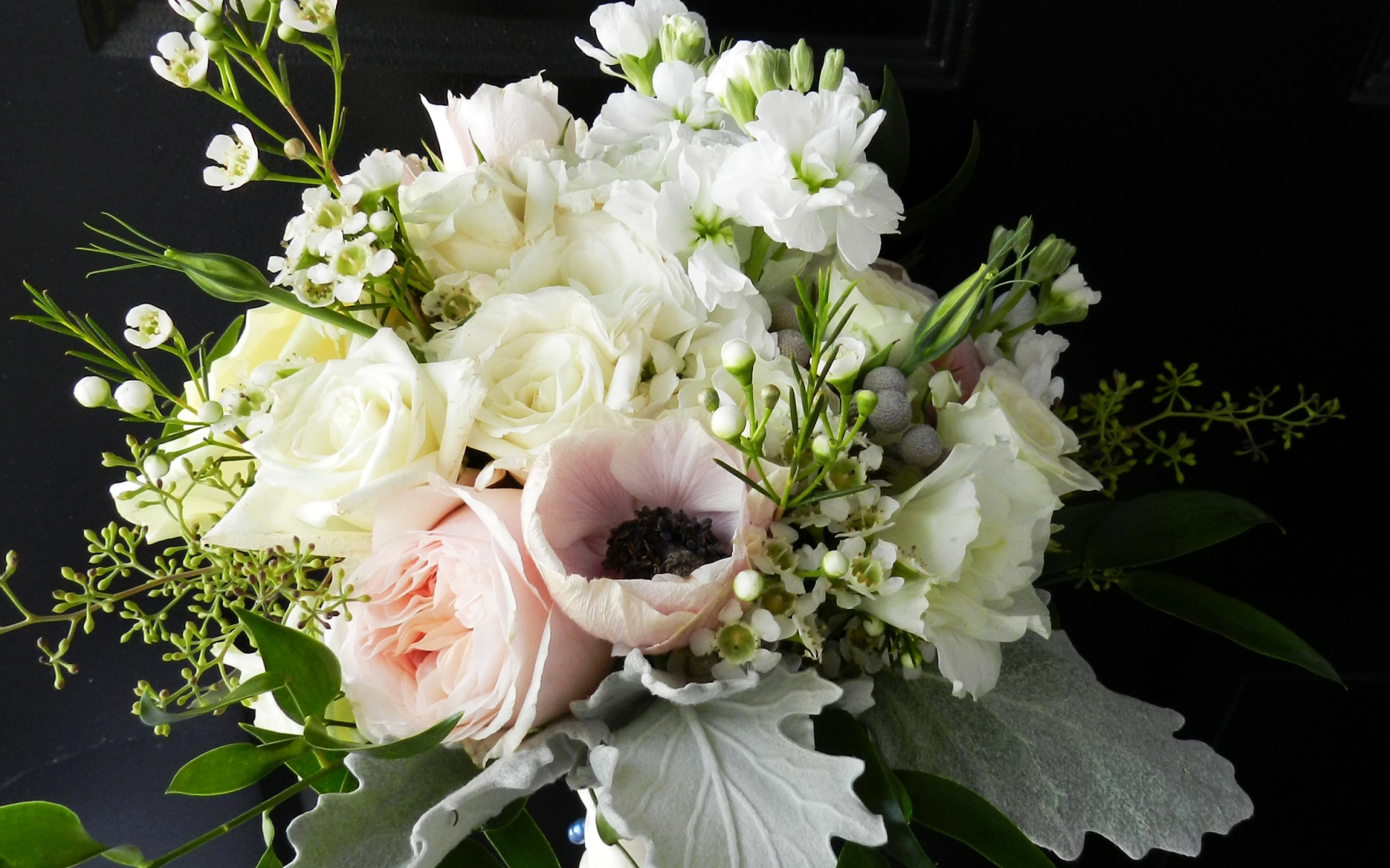 Букет с цветами розы,  анемоны и маттиолы