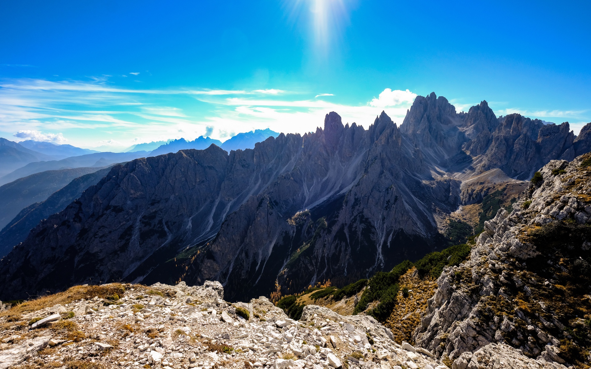 Яркое солнце в голубом небе над горами