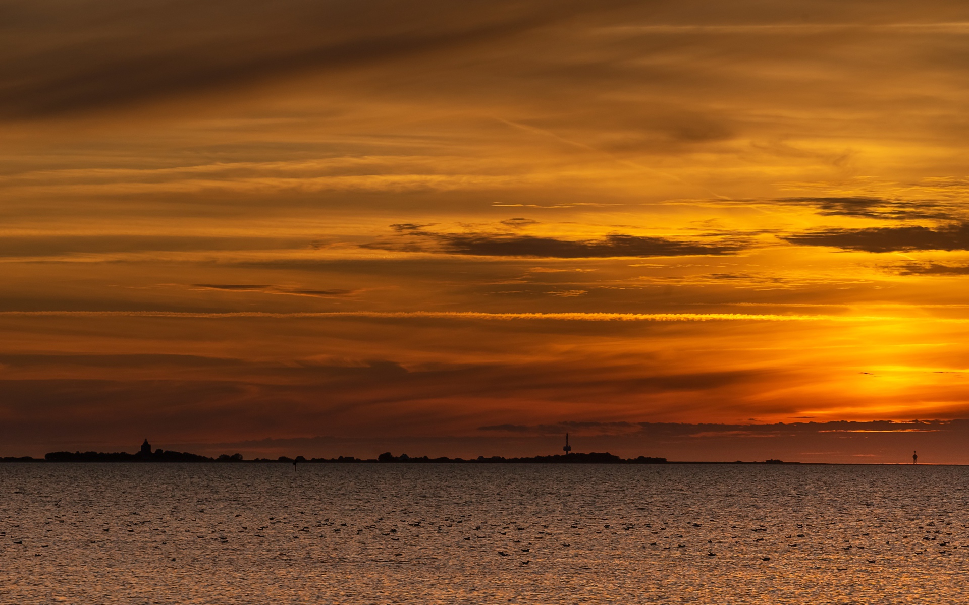 Спокойное море на фоне красивого неба на закате