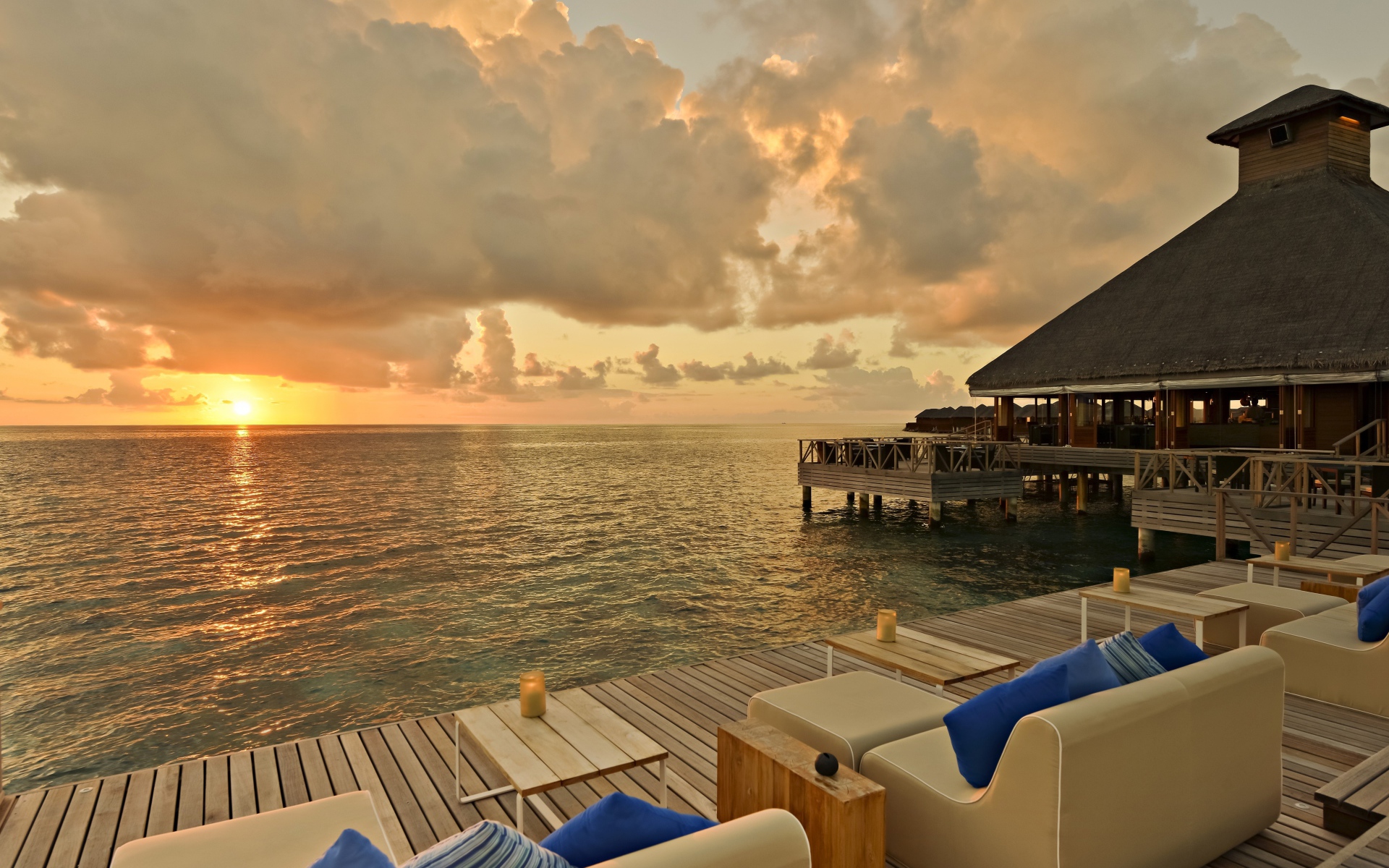 Красивый закат солнца на Мальдивах