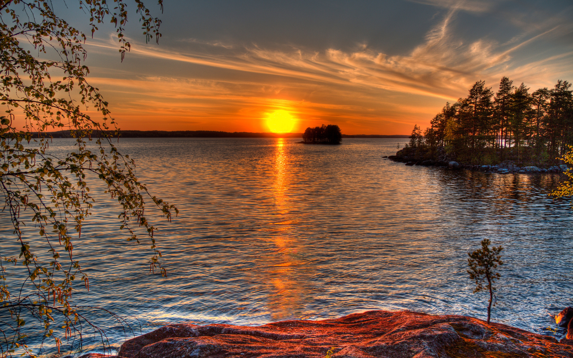 Закат солнца отражается в реке