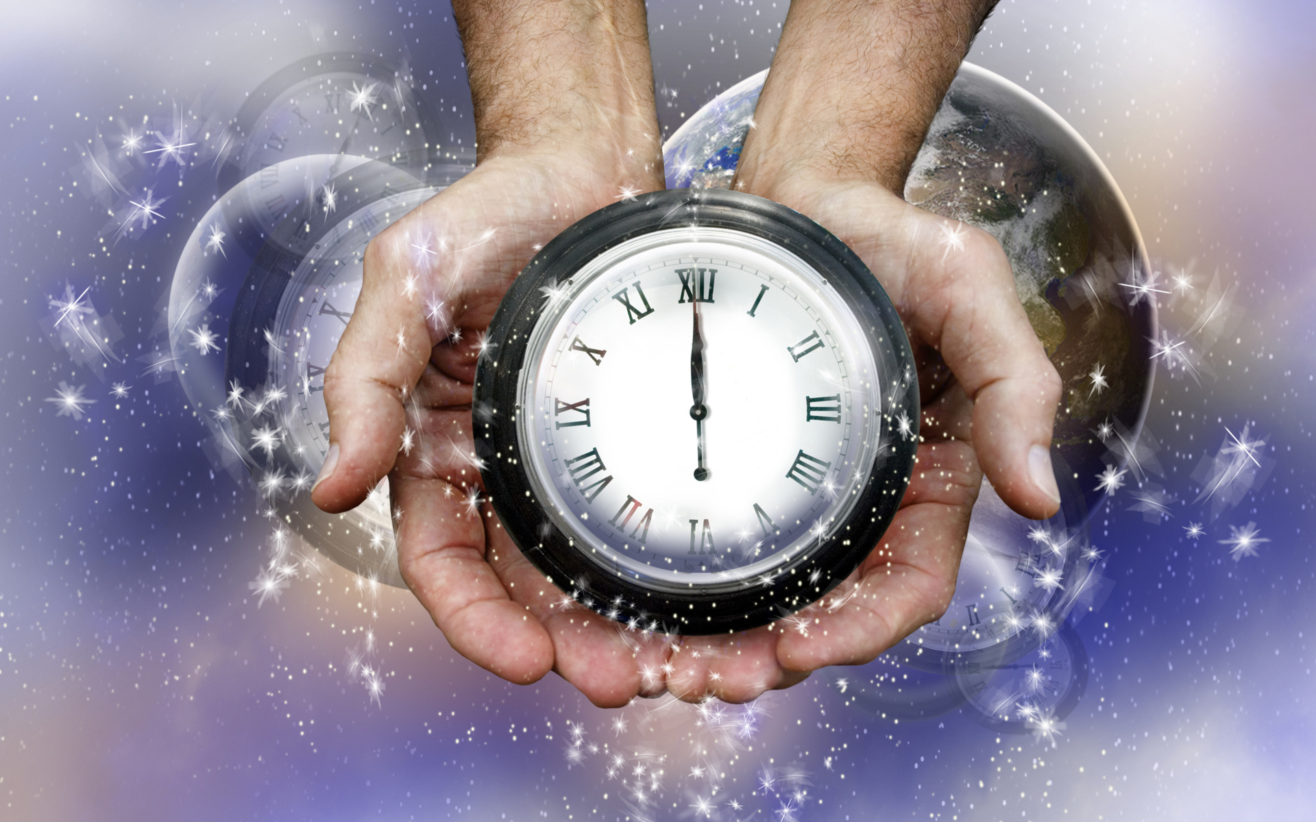 Часы с руках у мужчины показывают двенадцать ночи 