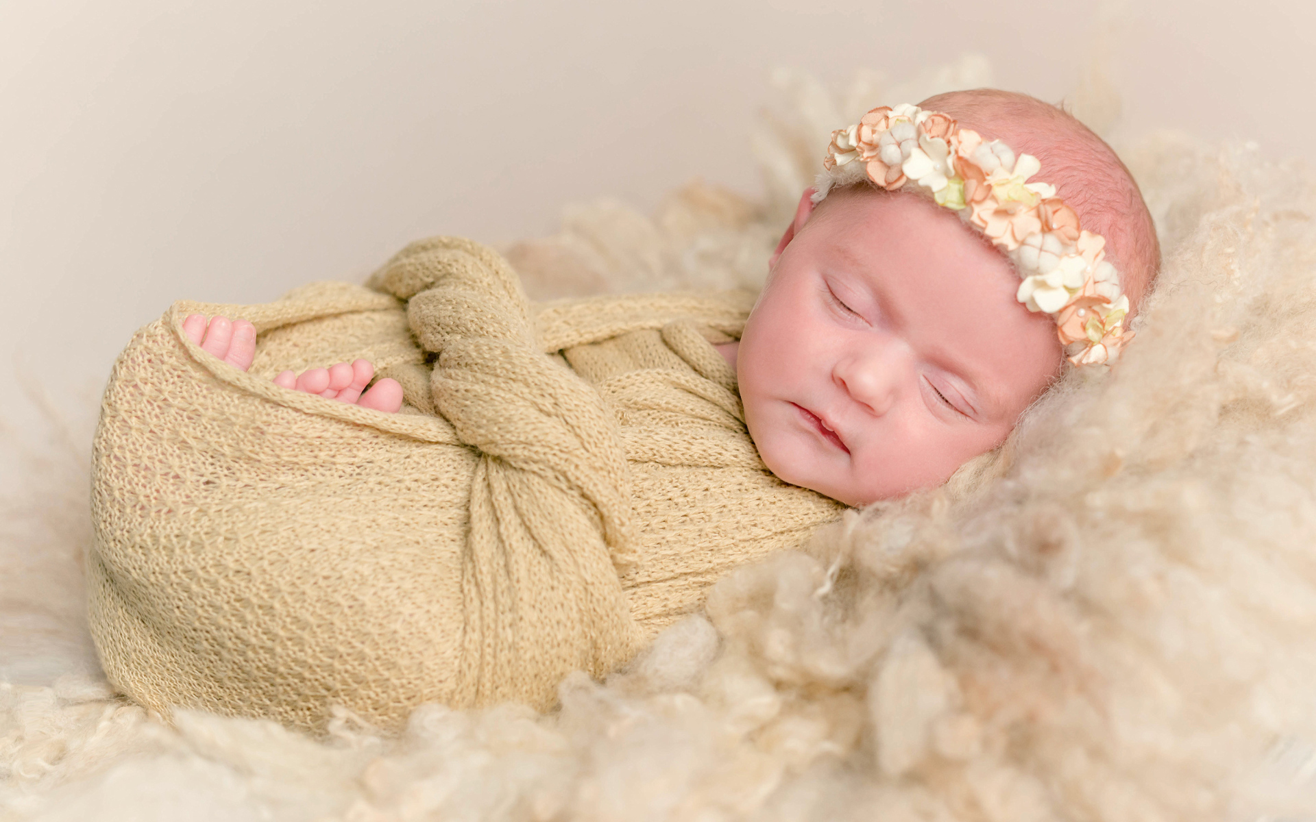 Спящий младенец с венком на голове