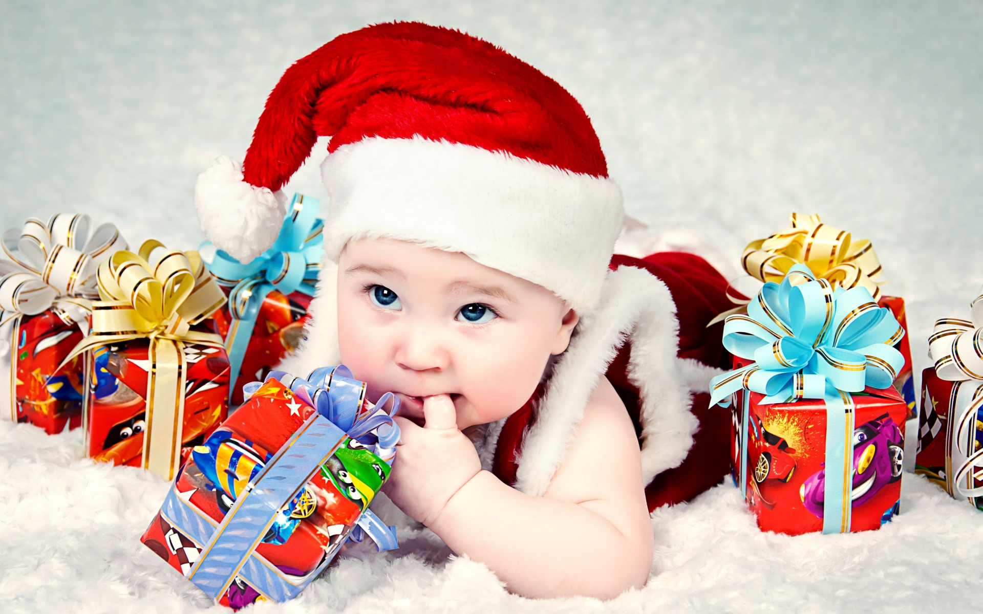 Маленький ребенок в новогоднем костюме с подарками