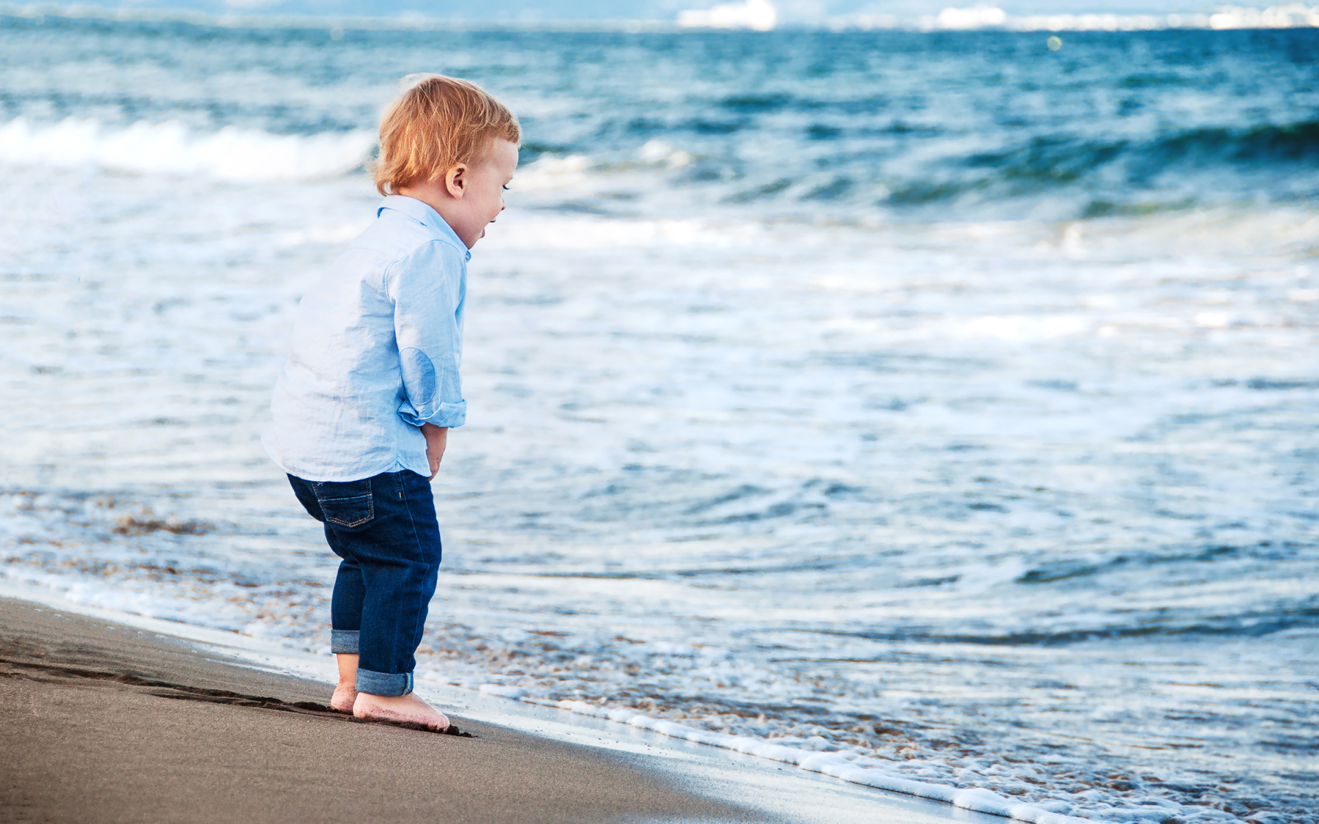 Маленький мальчик на берегу моря 