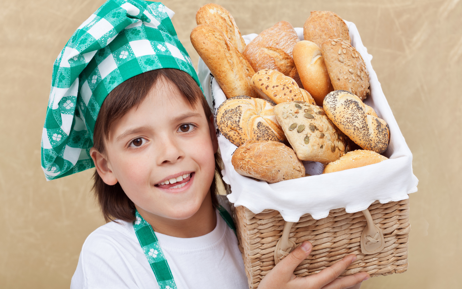 Маленькой поваренок с корзиной свежей выпечки 