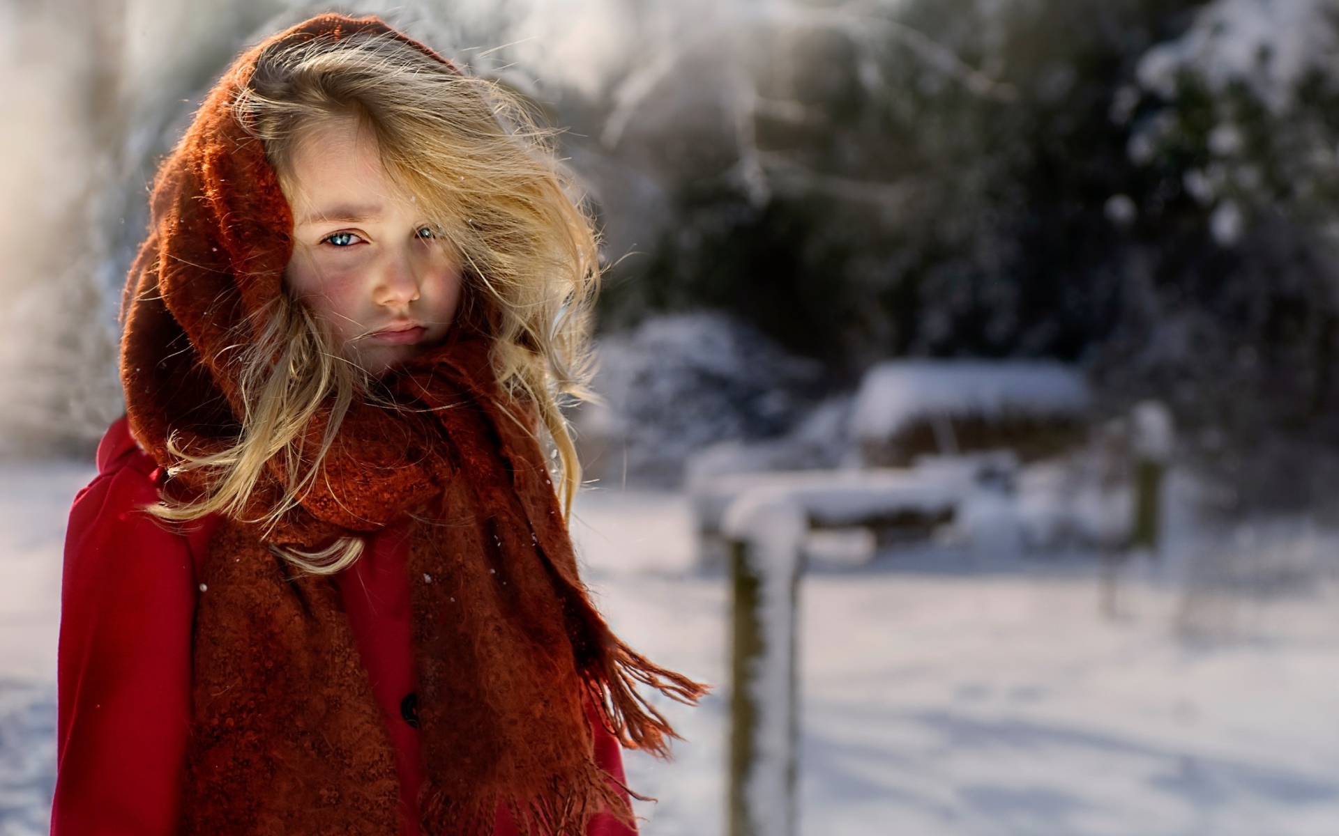 Маленькая девочка в теплом платке зимой