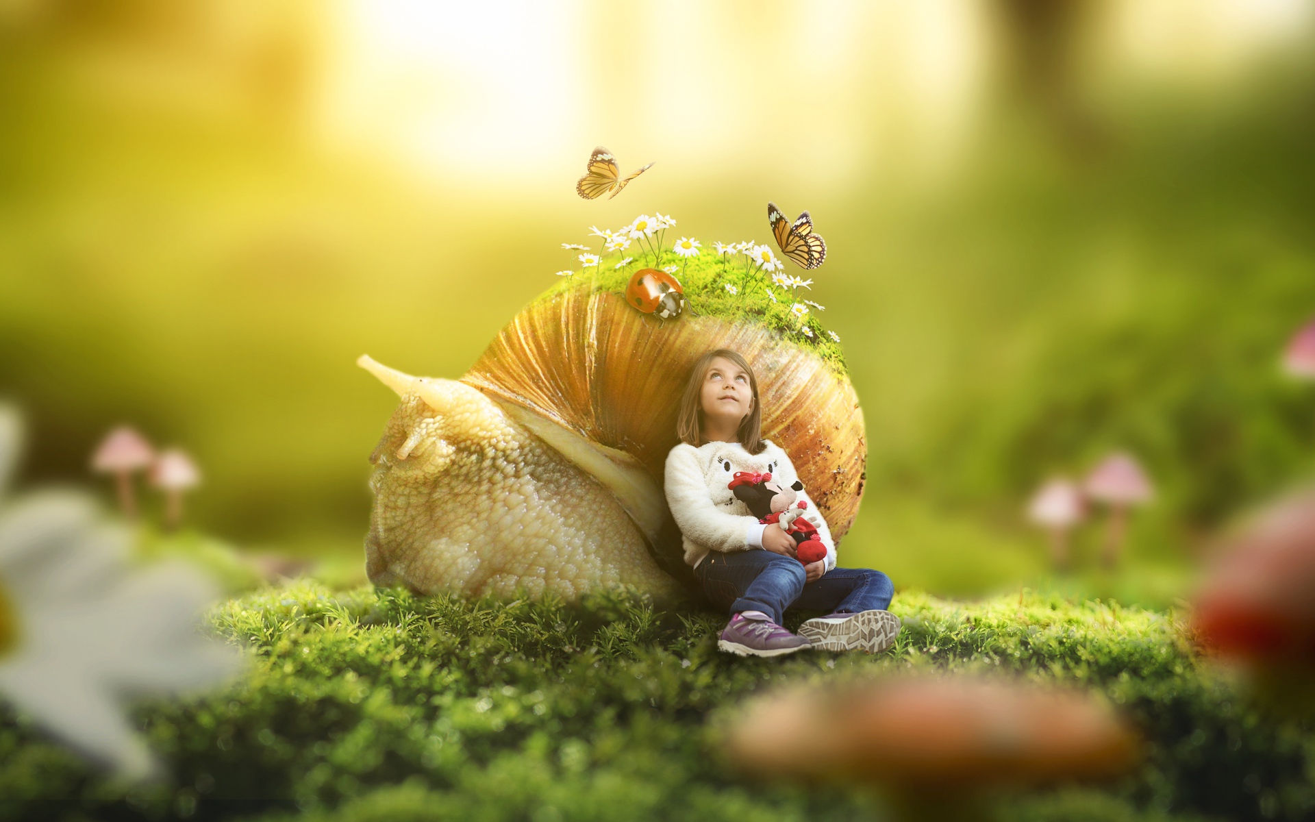 Маленькая девочка с большой улиткой