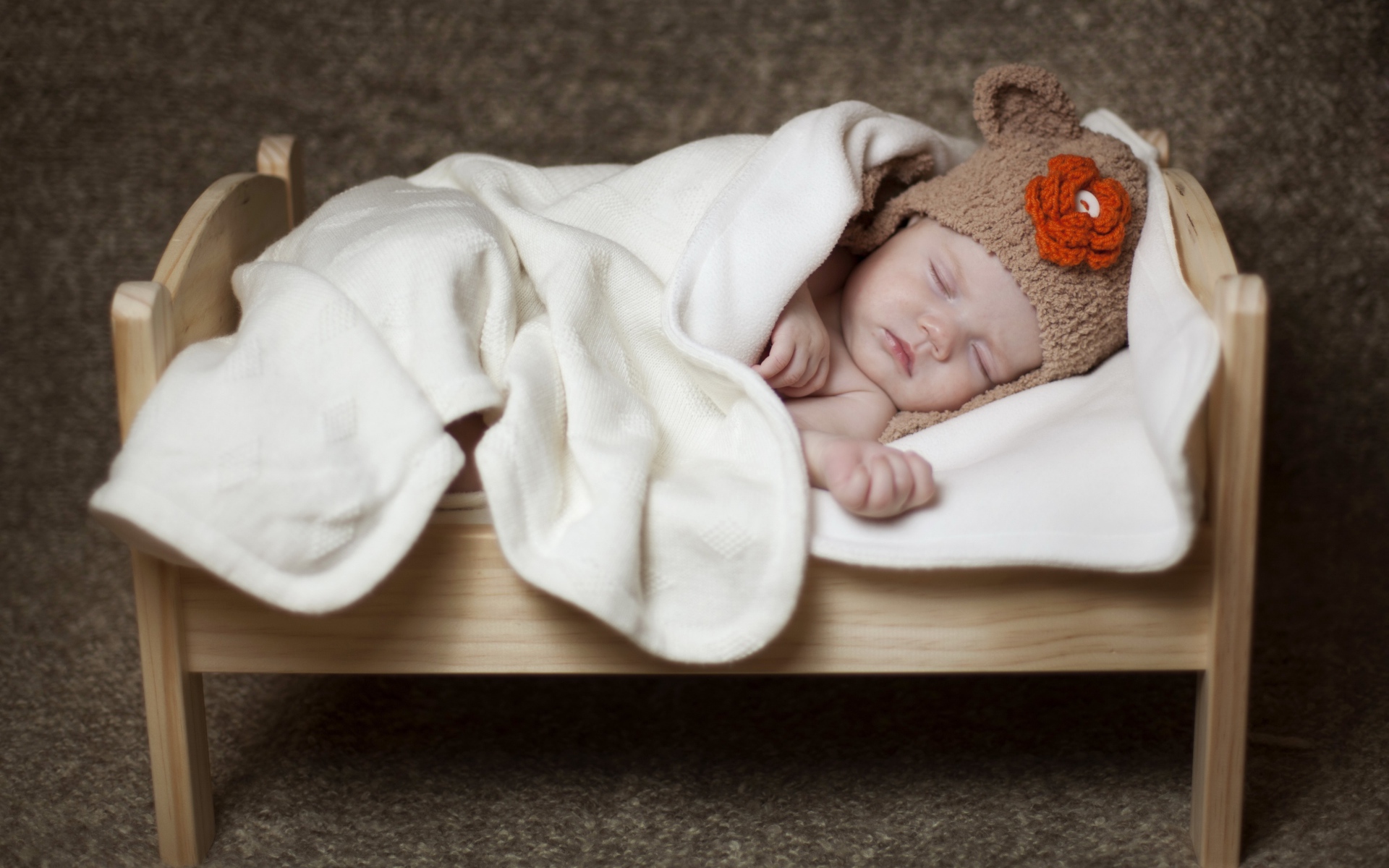 Грудной ребенок спит в маленькой кроватке