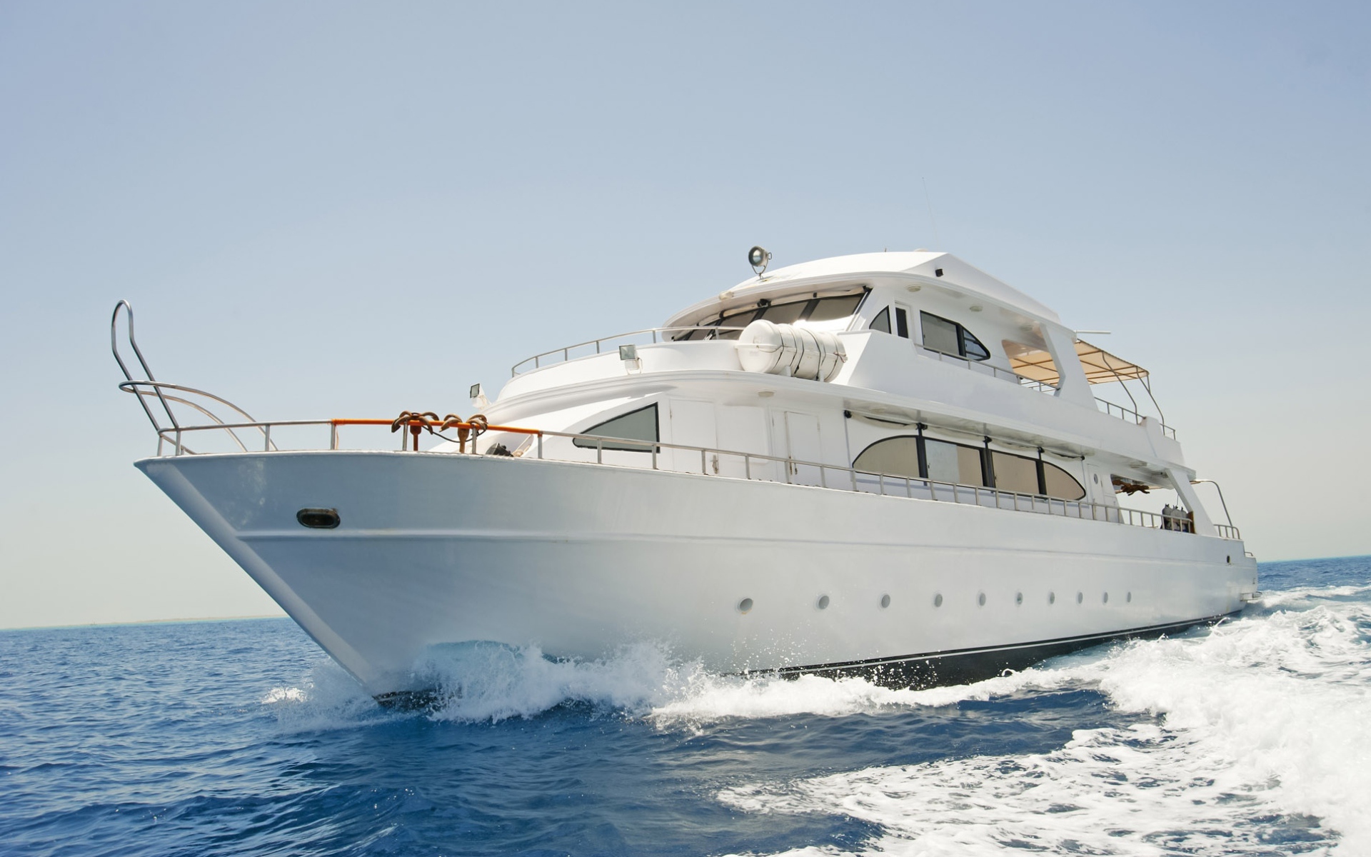 Красивая белая яхта в море на фоне голубого неба 