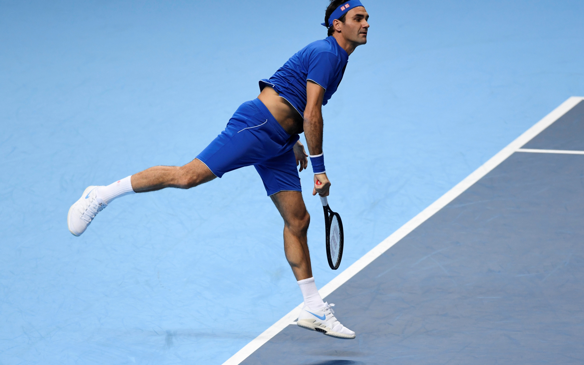 Швейцарский теннисист Роджер Федерер на корте