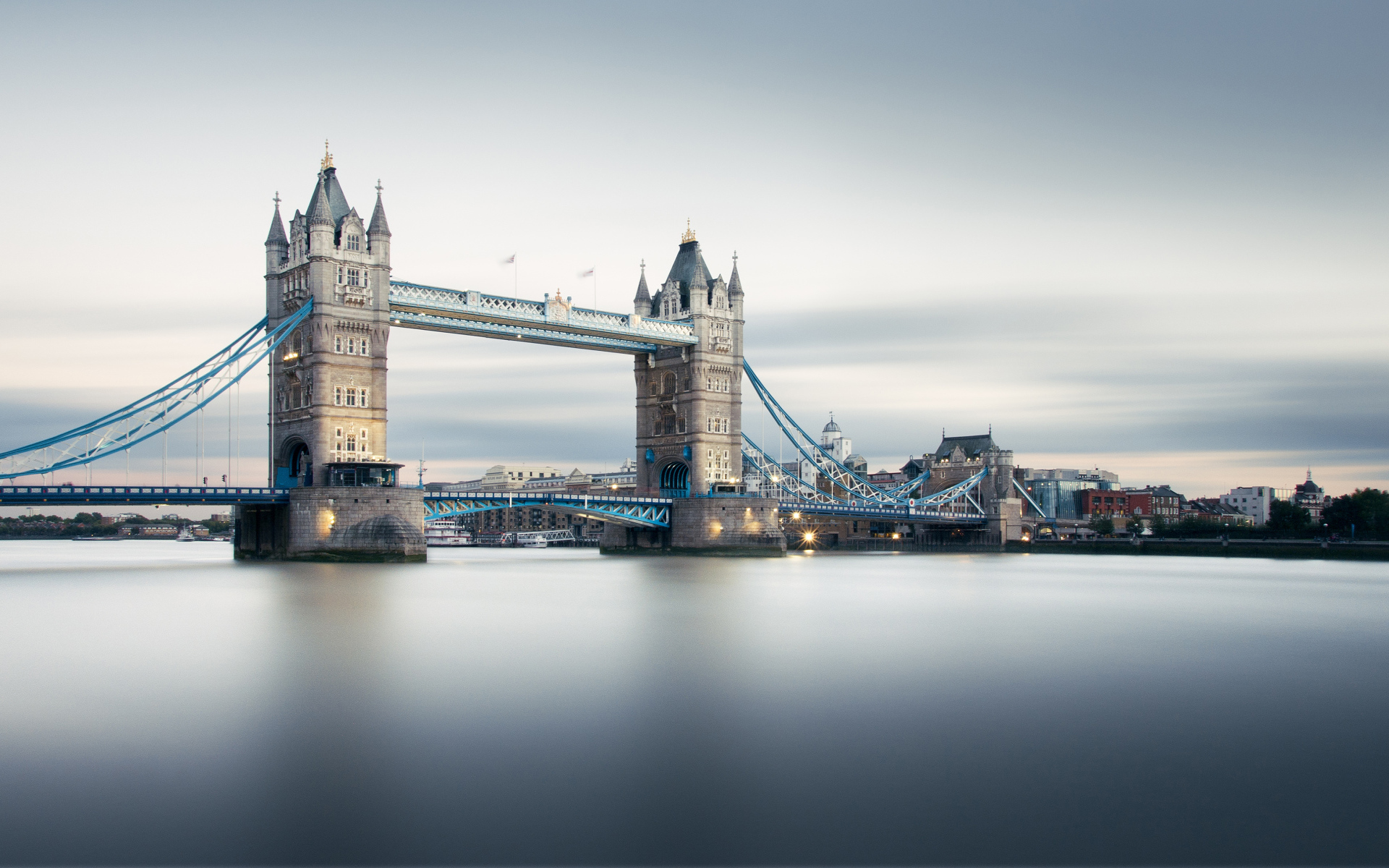 Красивый Тауэрский мост над рекой, Лондон