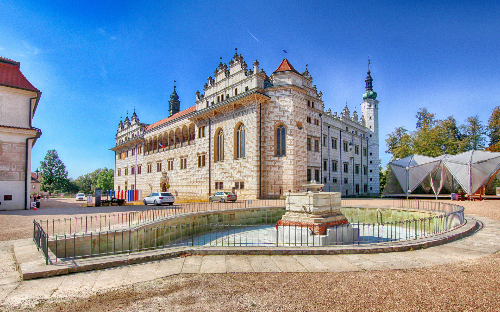 Литомишльский замок с фонтаном под голубым небом, Чехия