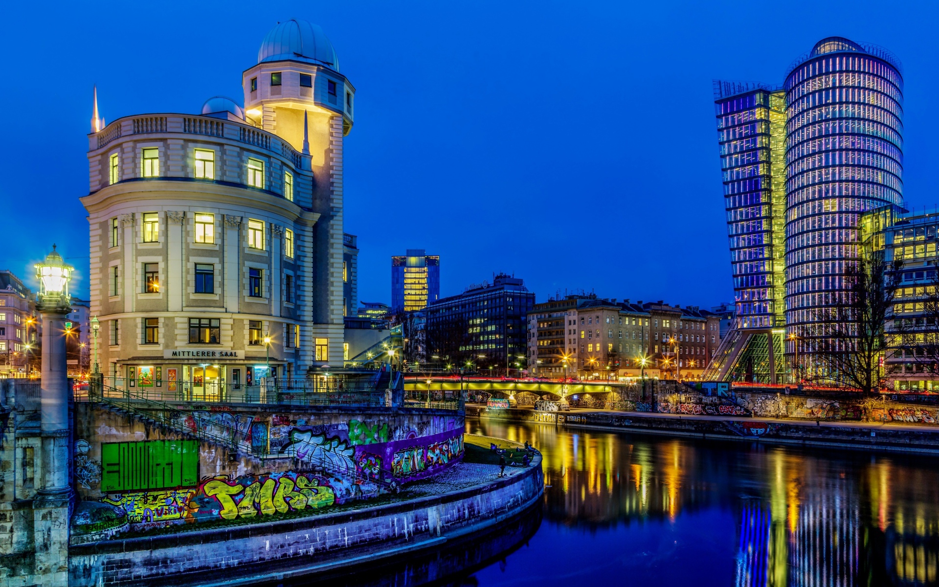 Ночные небоскребы у канала, Вена. Австрия