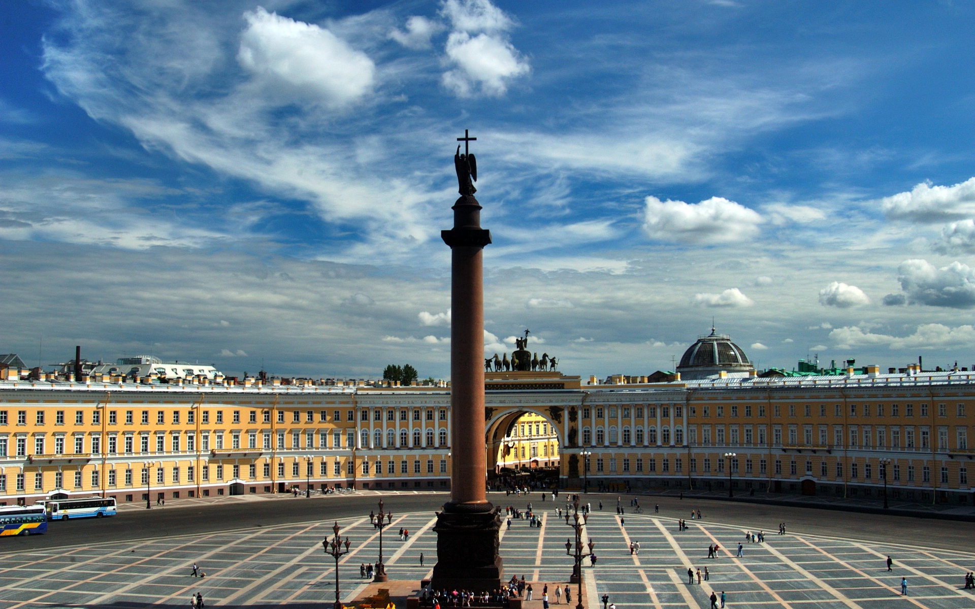 Дворцовая площадь под голубым небом,  Санкт-Петербург. Россия