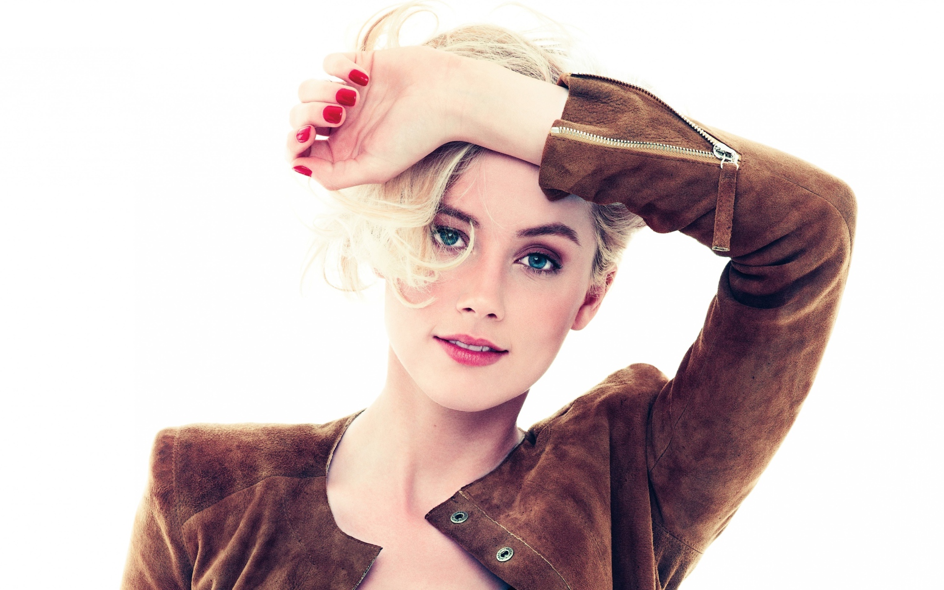 Актриса Эмбер Хёрд с красным маникюром на белом фоне