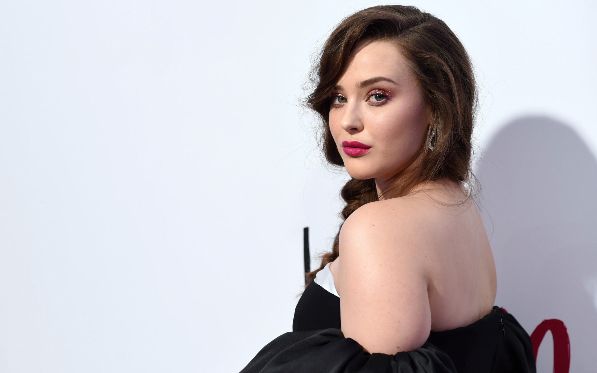 Актриса Кэтрин Лэнгфорд вид сбоку