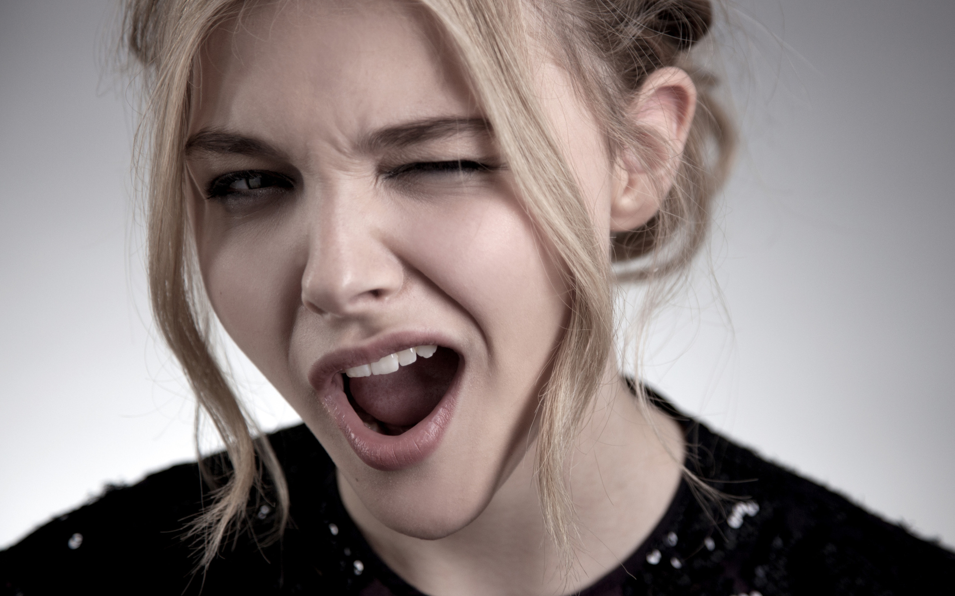 Актриса Хлоя Грейс Морец подмигивает глазом