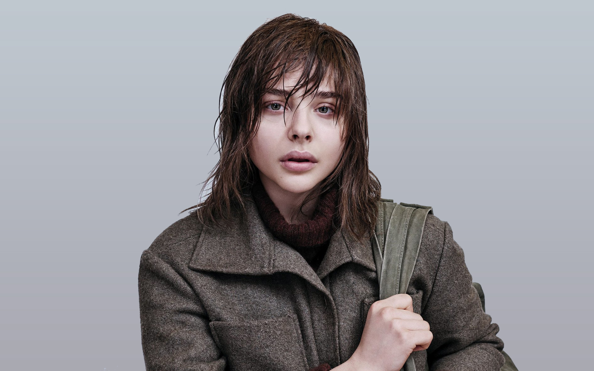 Актриса Хлоя Грейс Морец с мокрыми волосами в пальто 