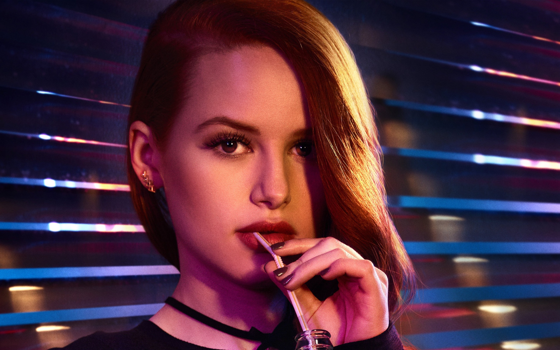 Актриса Мэделин Петш с трубочкой во рту