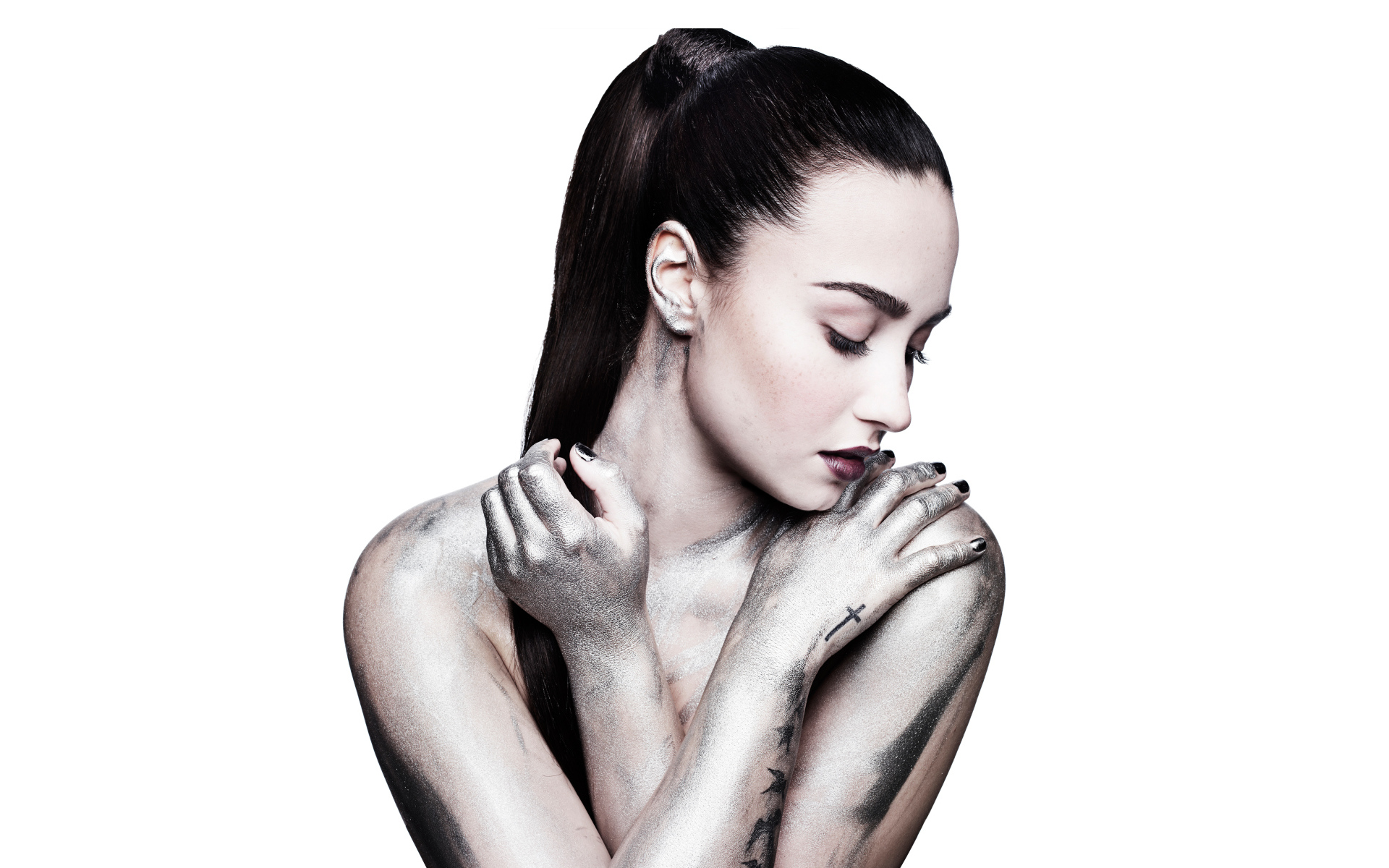 Американская актриса Деми Ловато фото на белом фоне