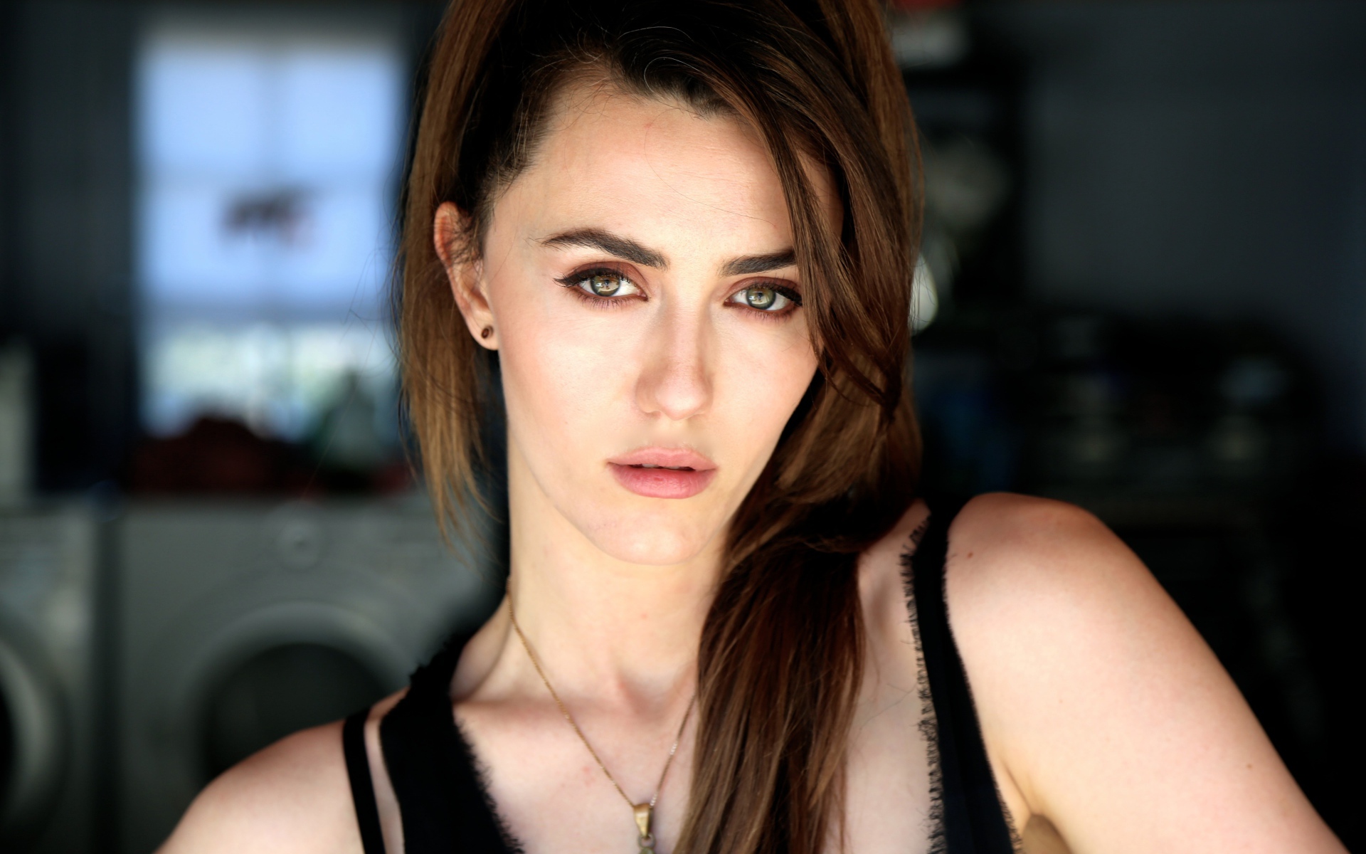 Красивая брюнетка актриса Мэйделин Зима