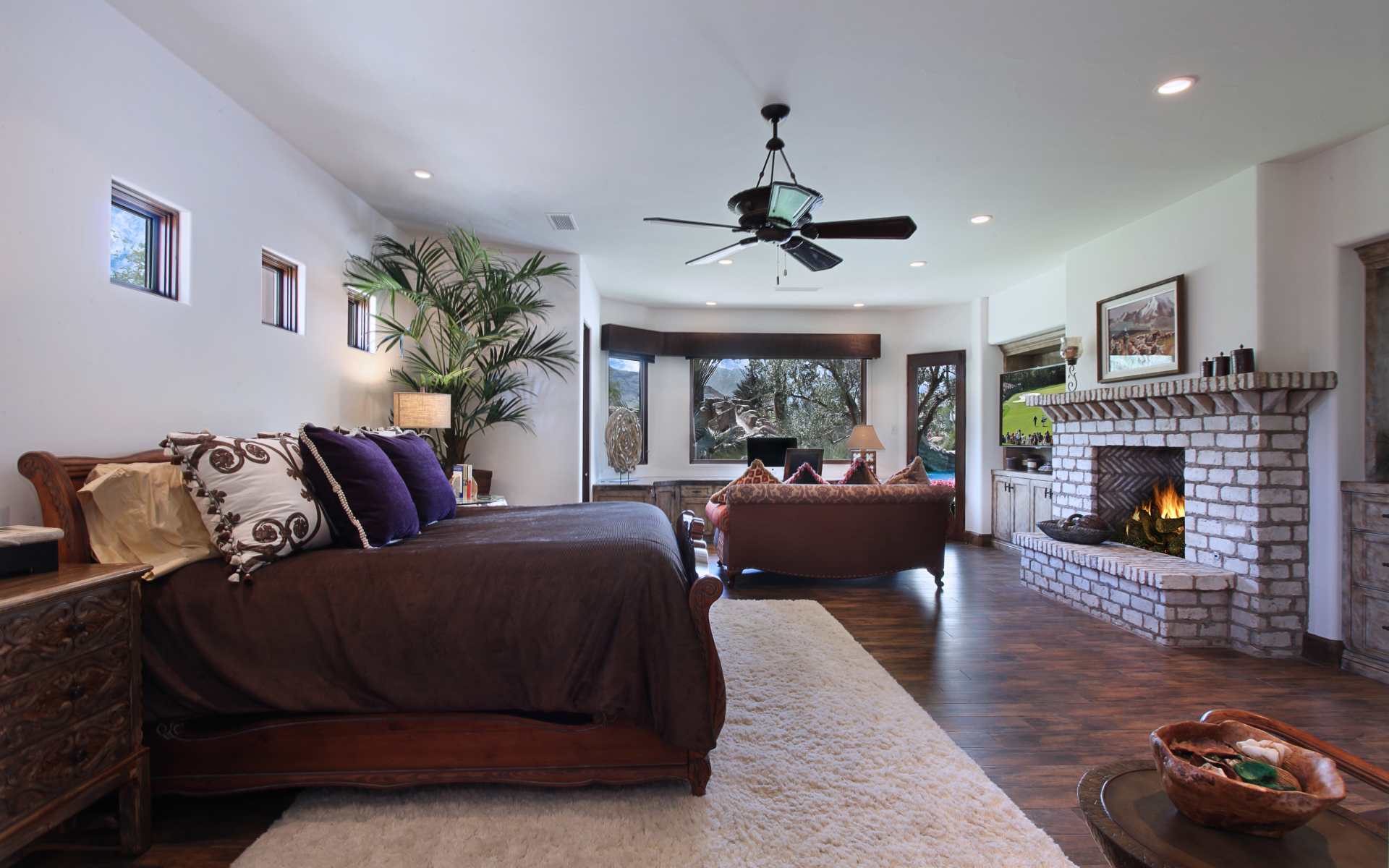 Спальная комната с большой кроватью с камином