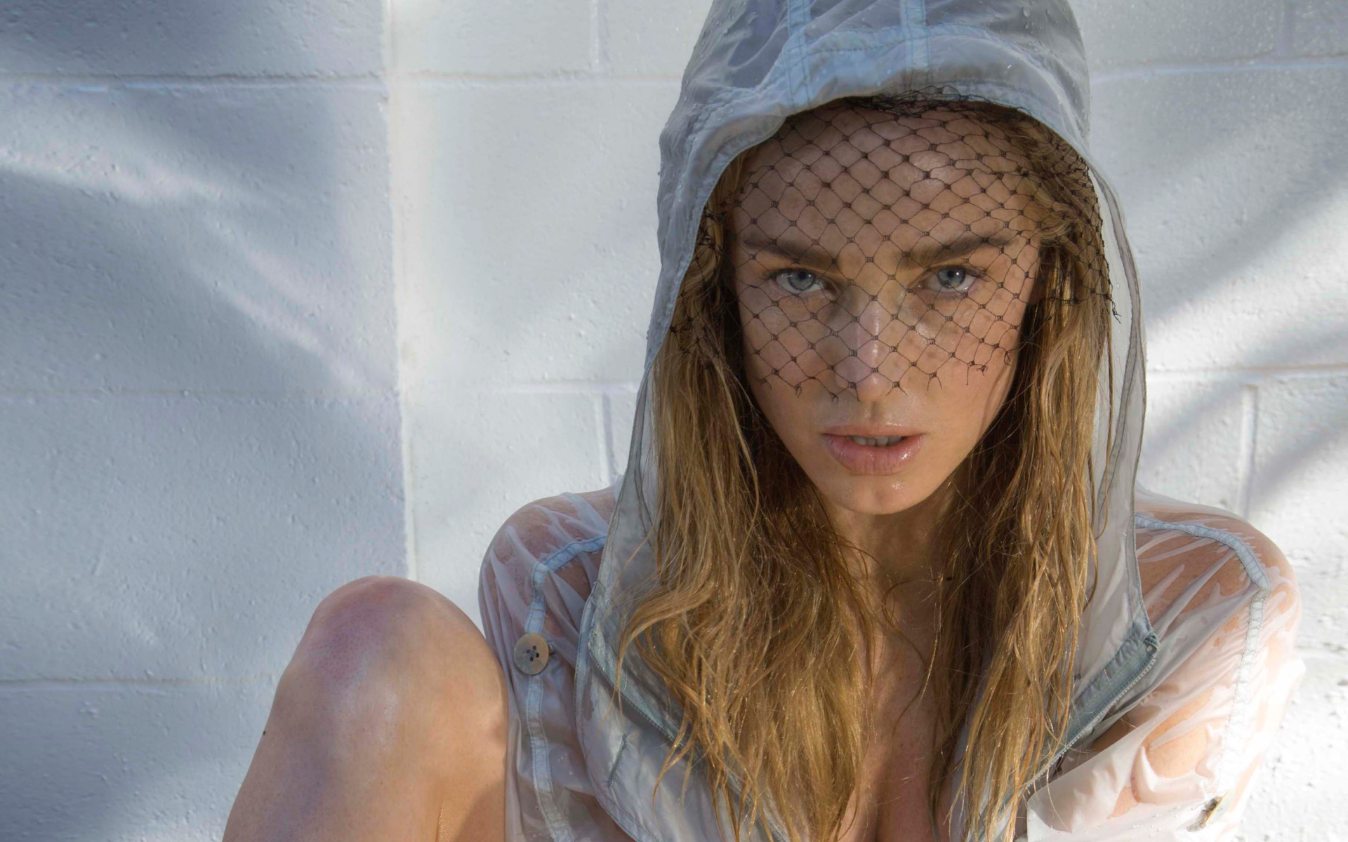 Девушка блондинка, актриса Кейти Лотц