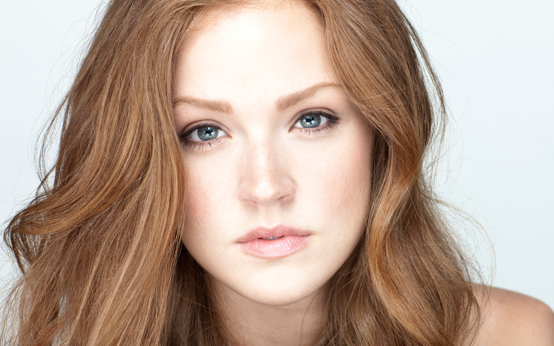 Голубоглазая длинноволосая девушка актриса Магги Джха