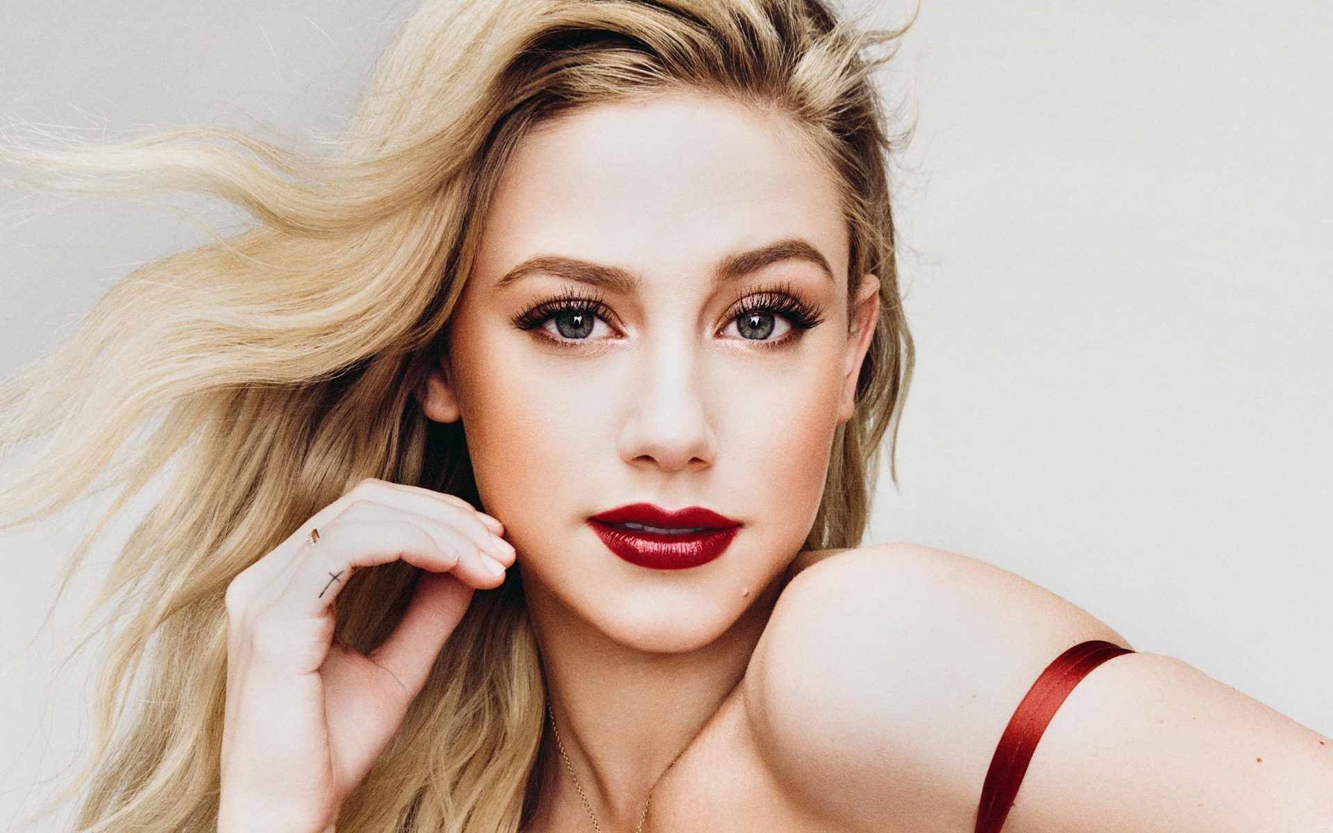 Яркая блондинка, актриса Лили Рейнхарт