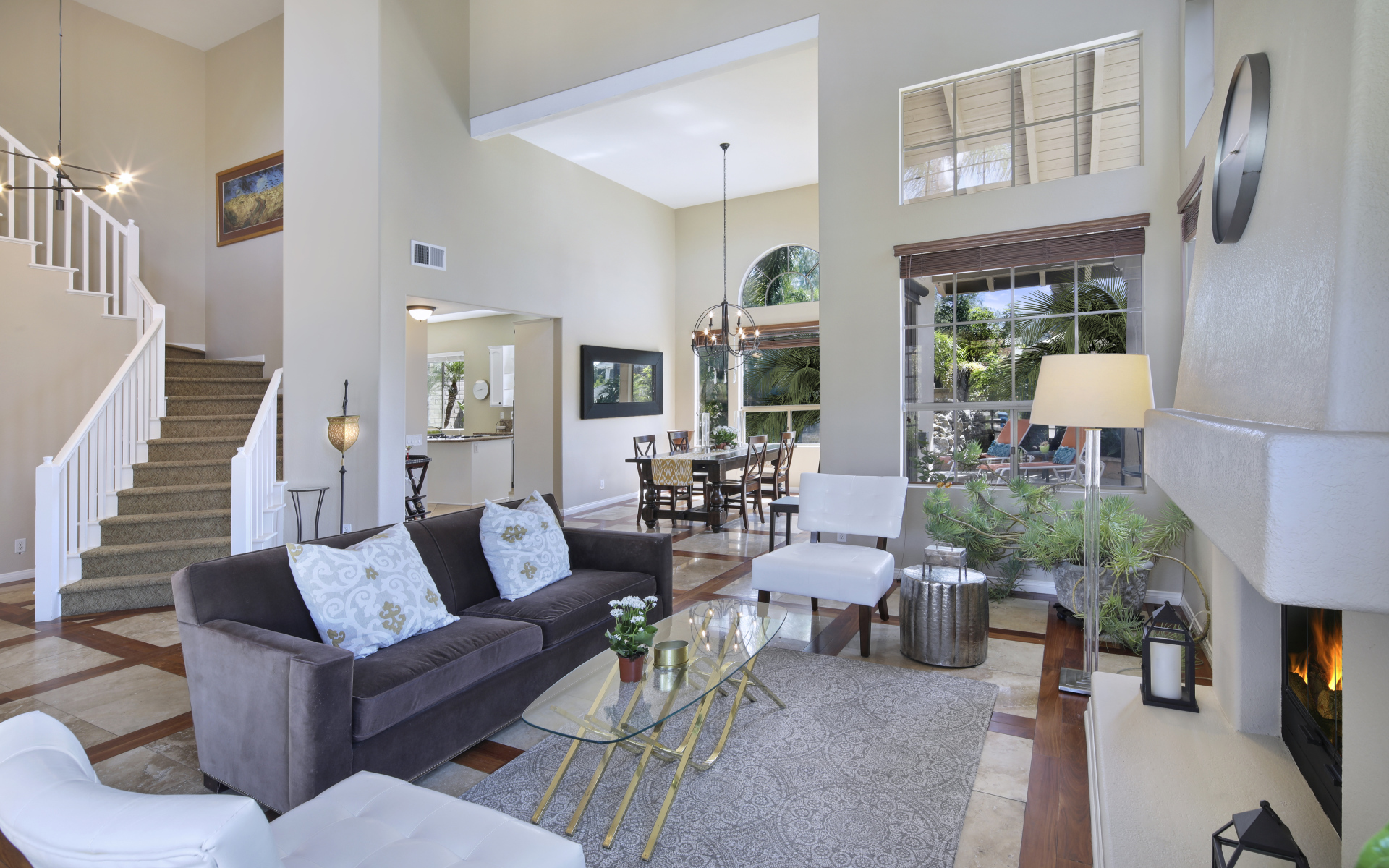 Светлая гостинная с камином и лестницей на второй этаж