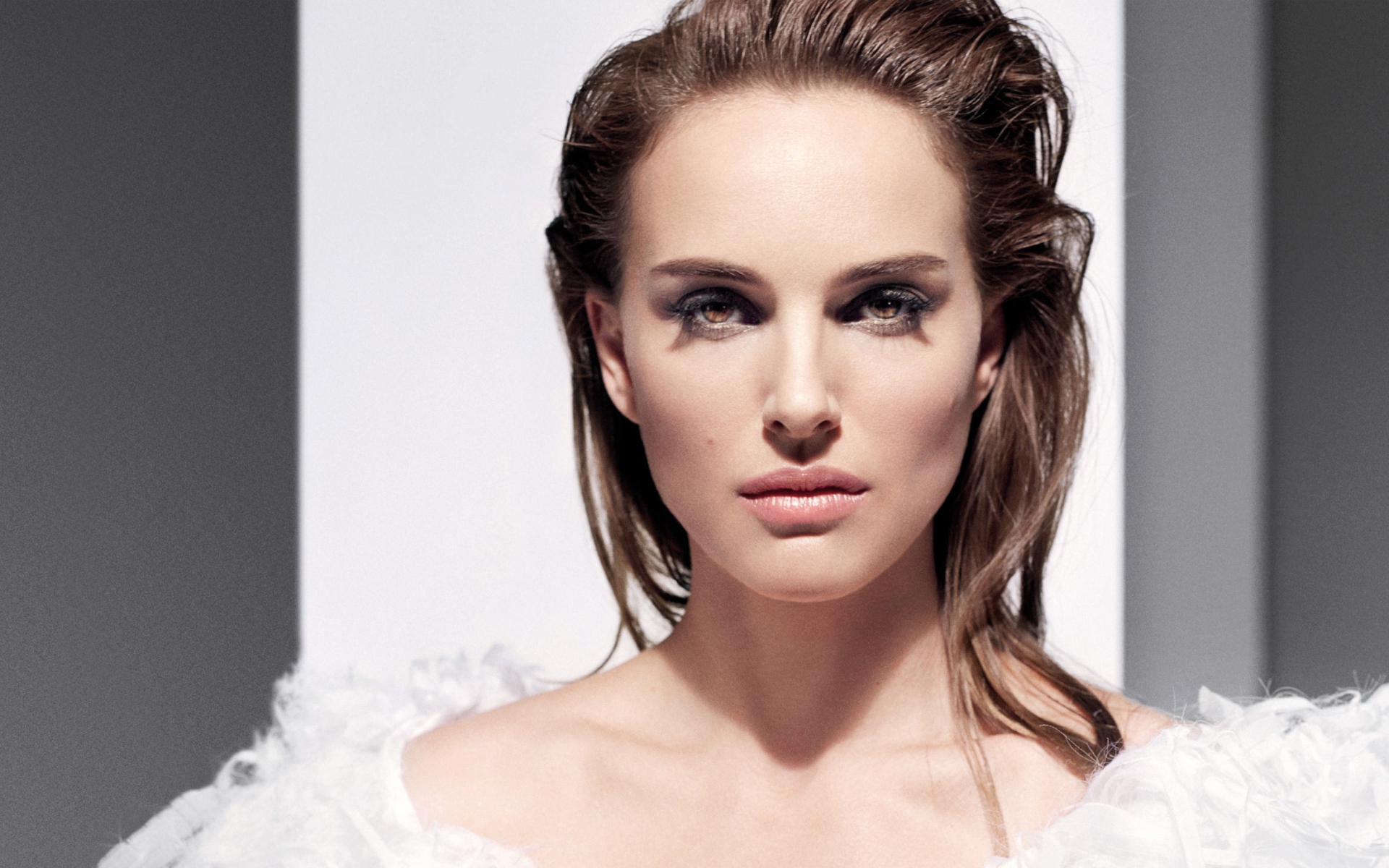 Эффектная актриса Натали Портман в белом
