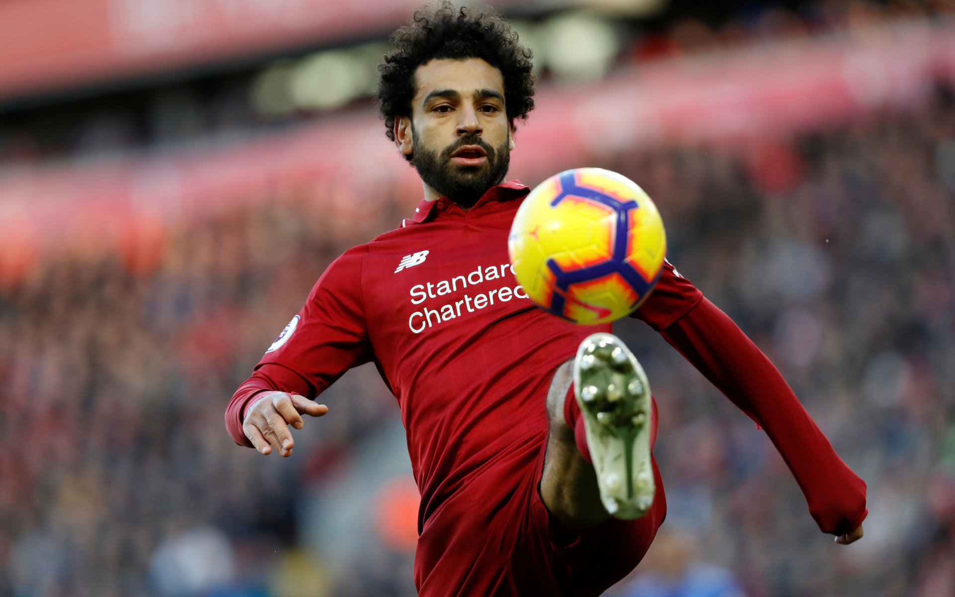 Египетский футболист Мохаммед Салах отбивает мяч