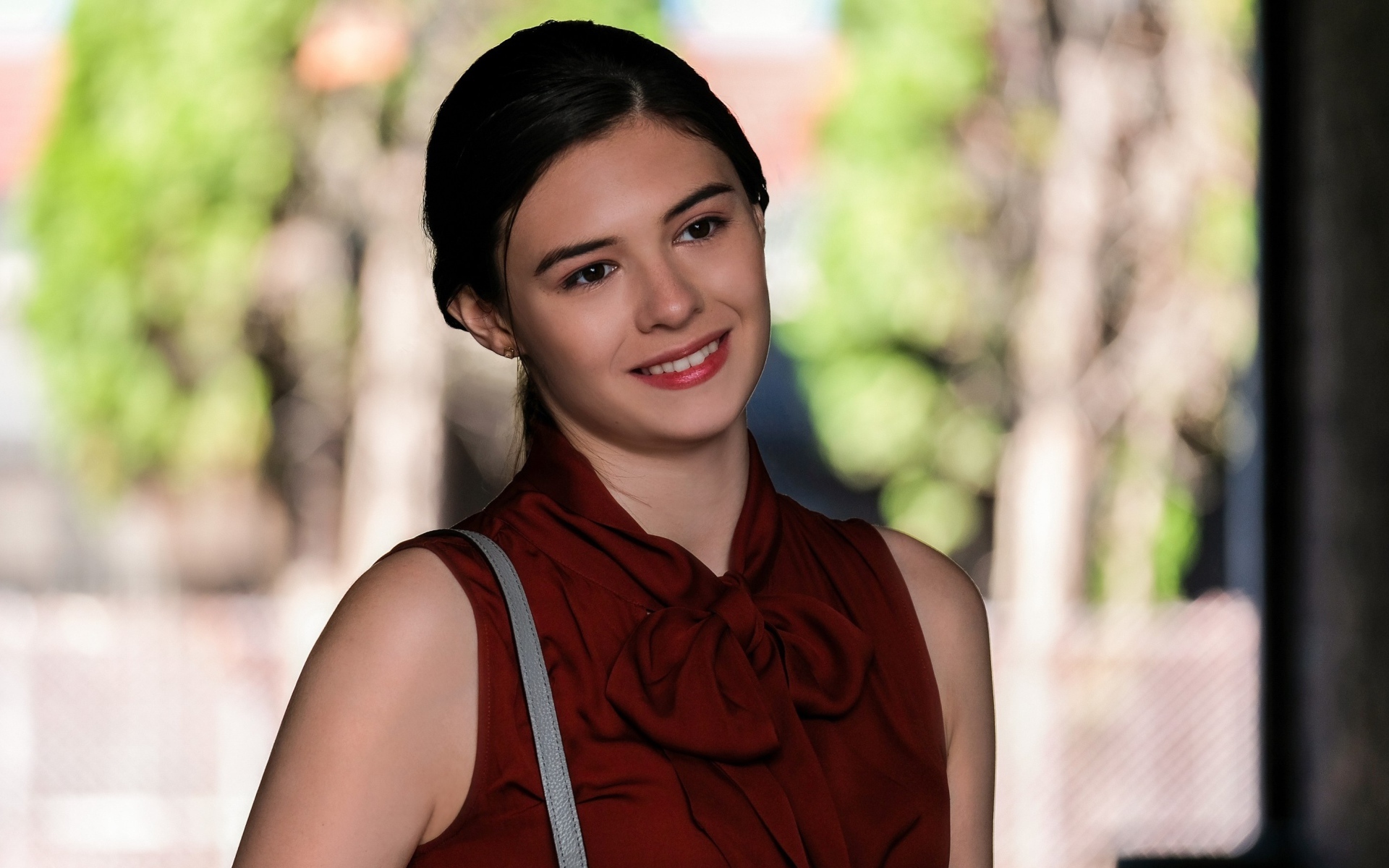 Нежная улыбающаяся девушка в красном, актриса Николь Мейнс