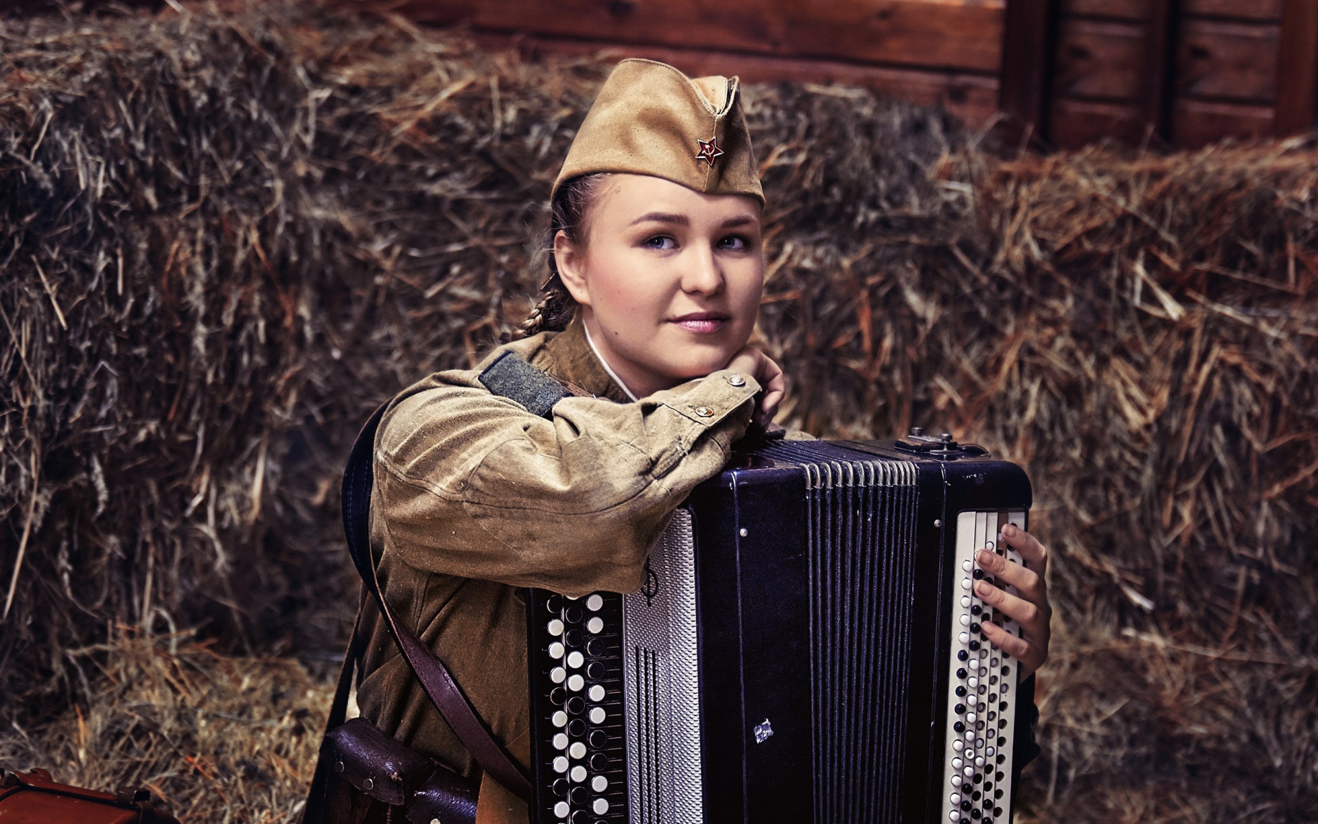 Девушка солдатка в гимнастерке с баяном,  ретро 