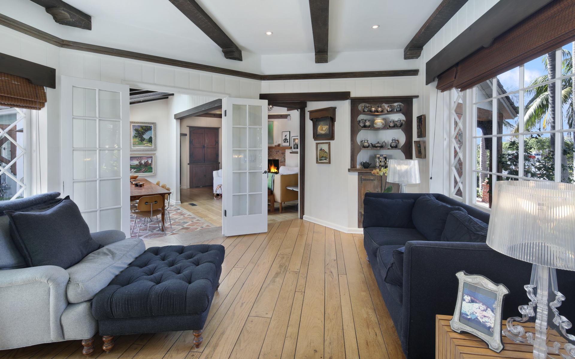 Гостиная комната с большим черным диваном