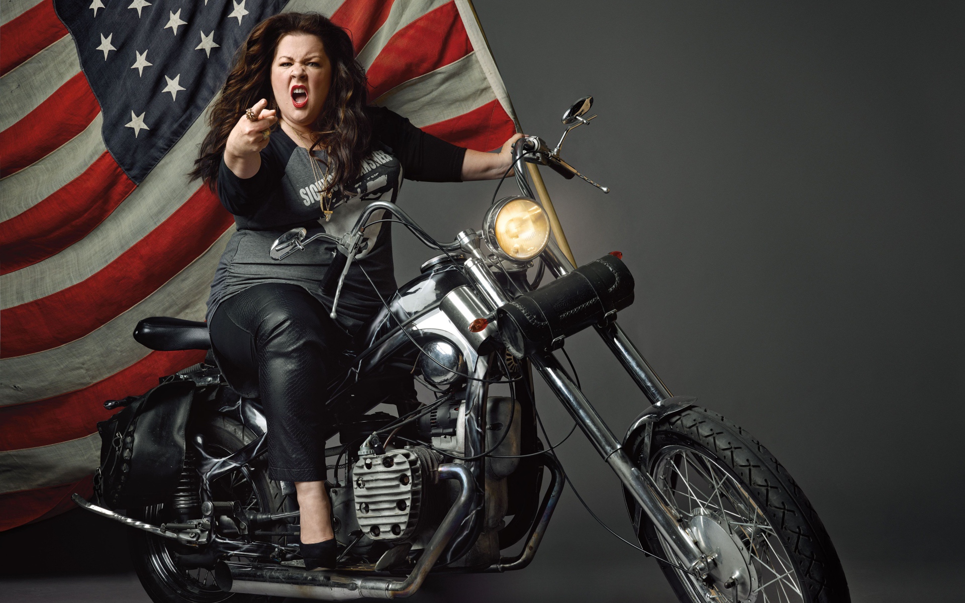 Популярная актриса Мелисса Маккарти на мотоцикле с флагом