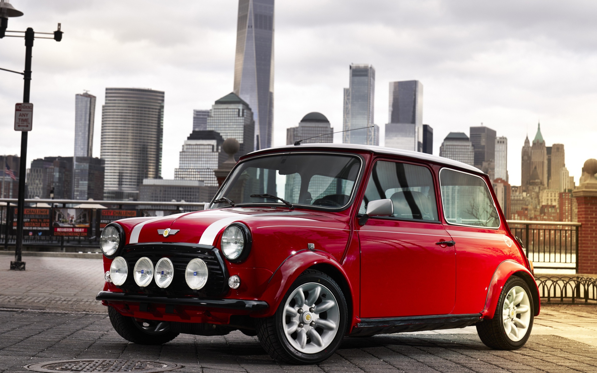 Красный Mini Electric Concept, 2018 года на фоне города