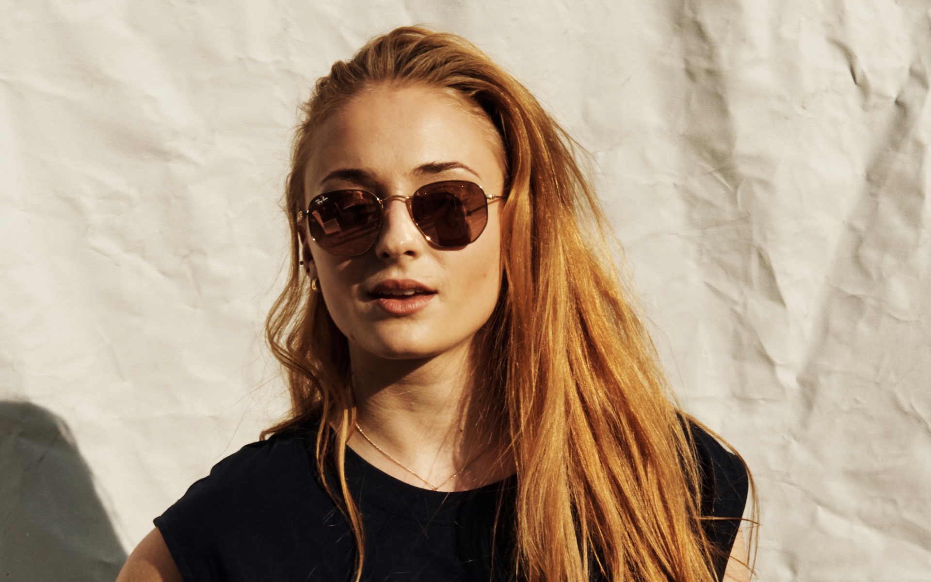 Рыжеволосая актриса Софи Тёрнер в солнечных очках