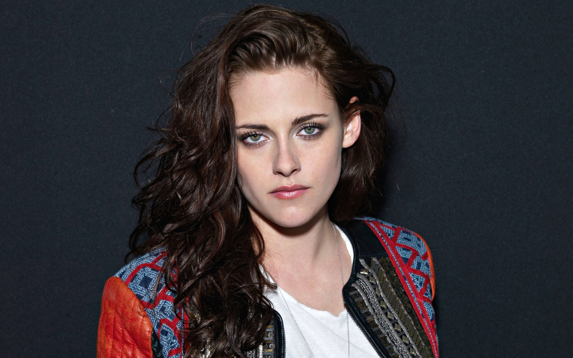 Грустная актриса Кристен Стюарт на сером фоне