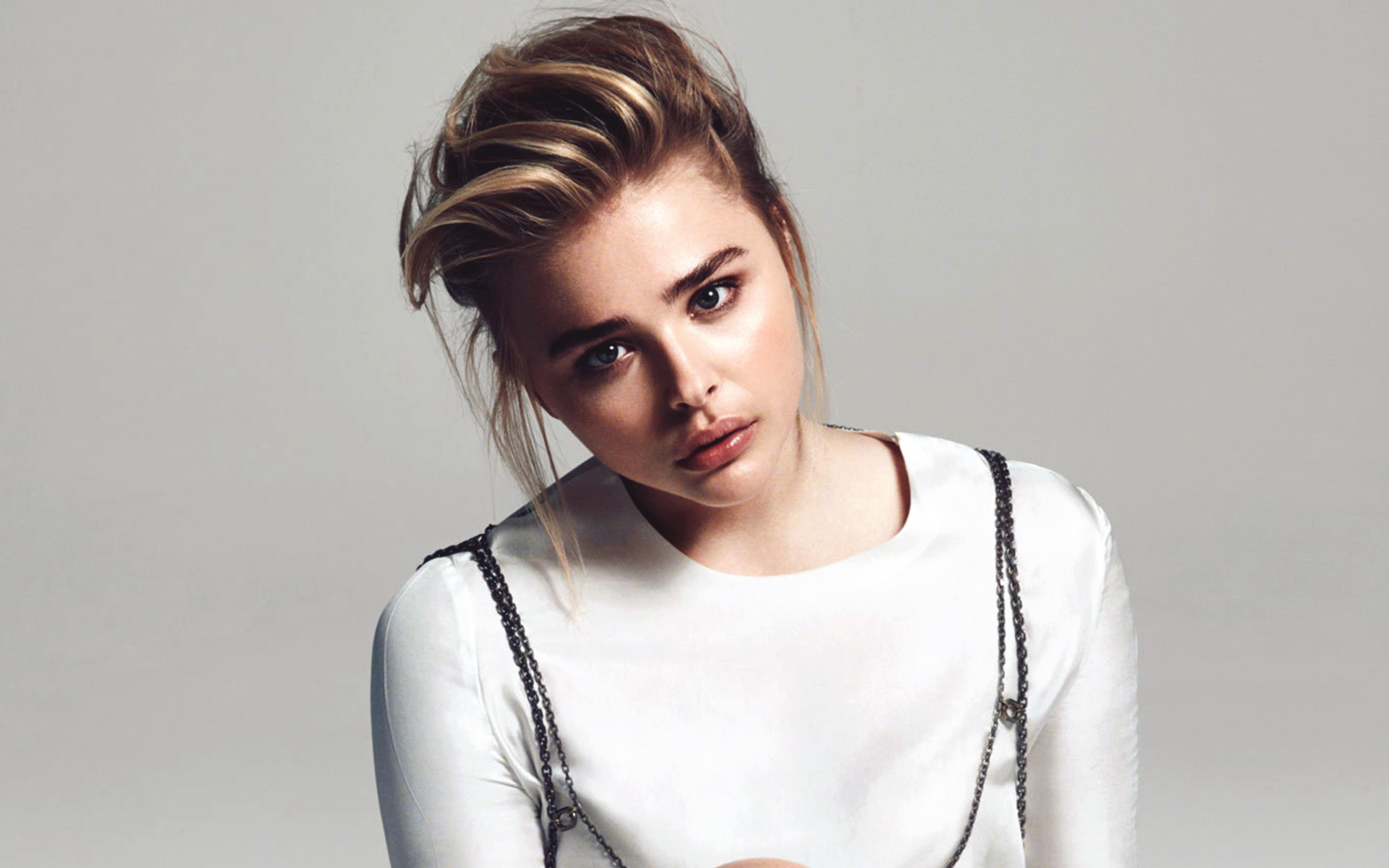 Грустная девушка актриса Хлоя Грейс Морец на сером фоне