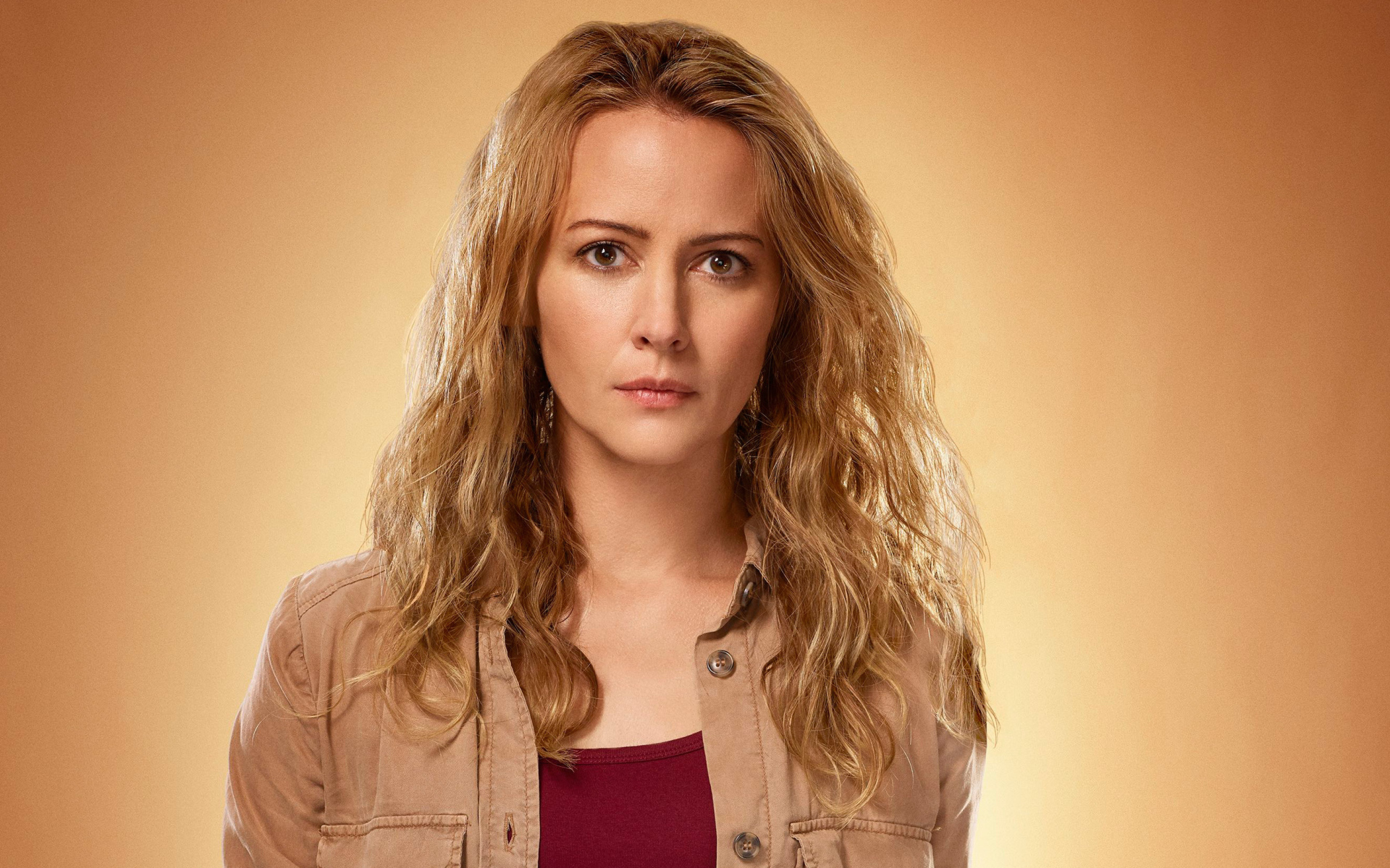 Серьезная американская актриса Эми Экер