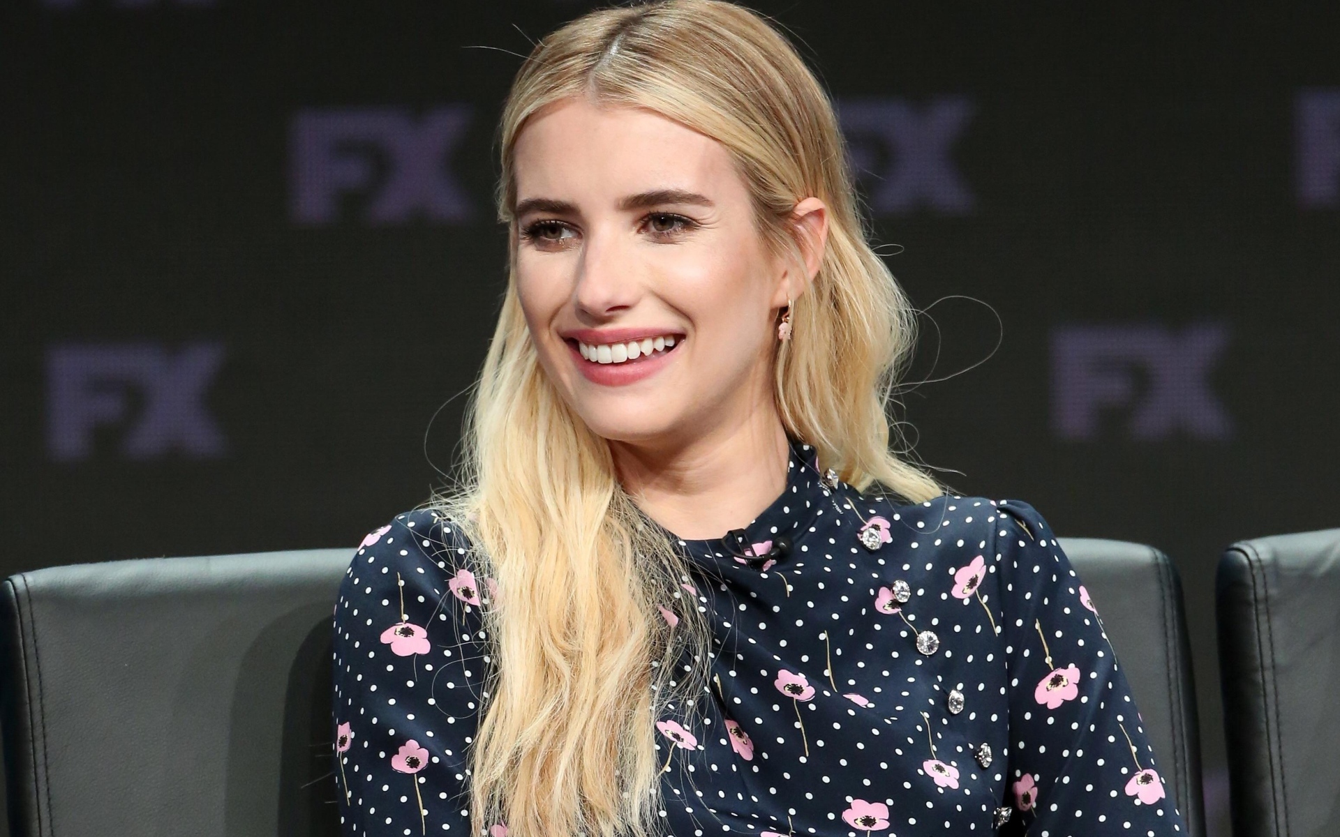 Улыбающаяся актриса Эмма Робертс