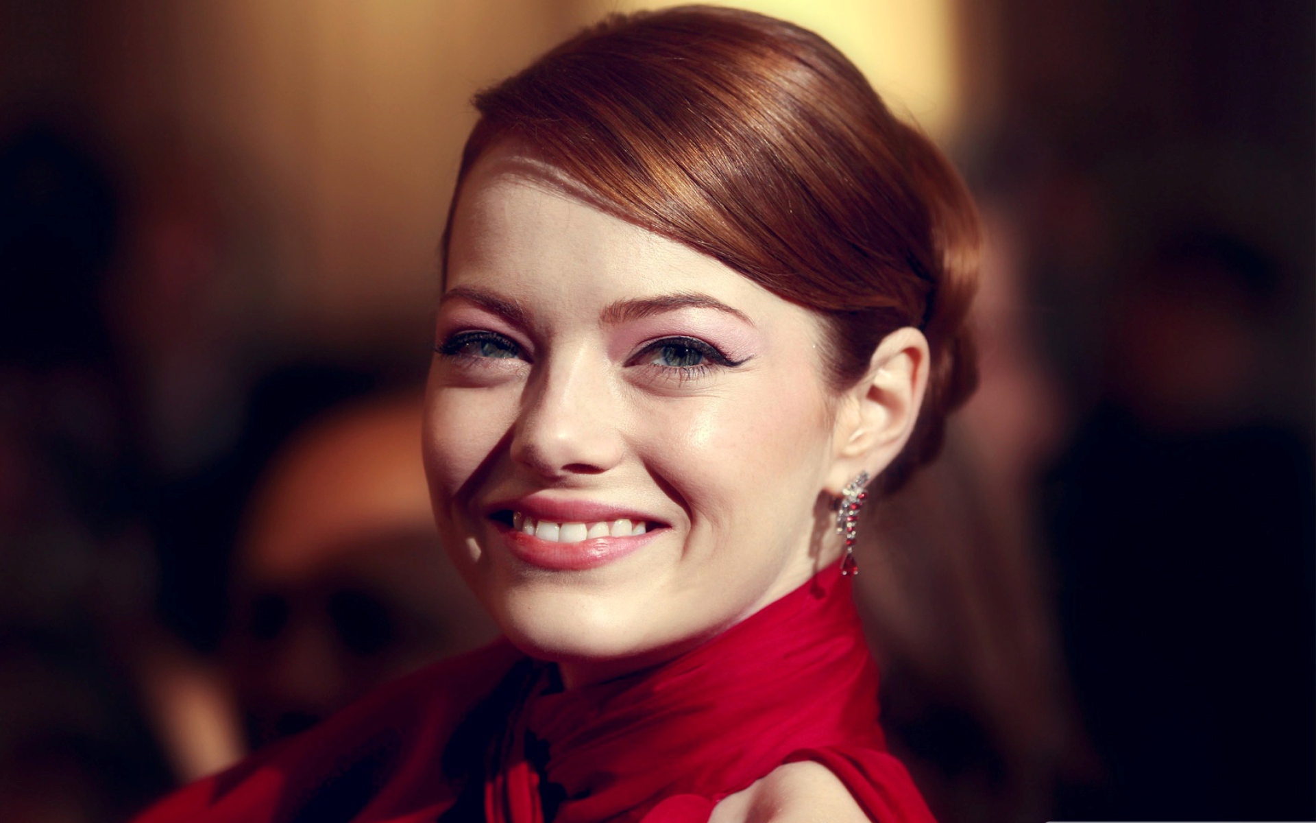 Улыбающаяся актриса Эмма Стоун