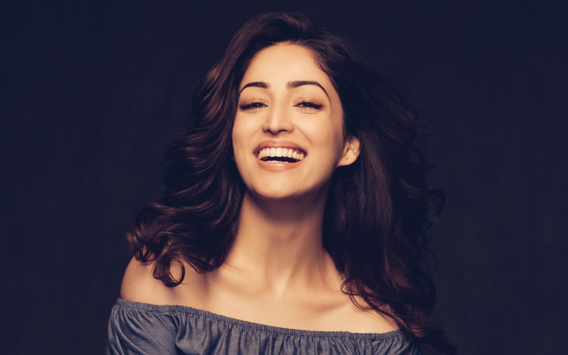 Улыбающаяся индийская актриса Ями Гаутам