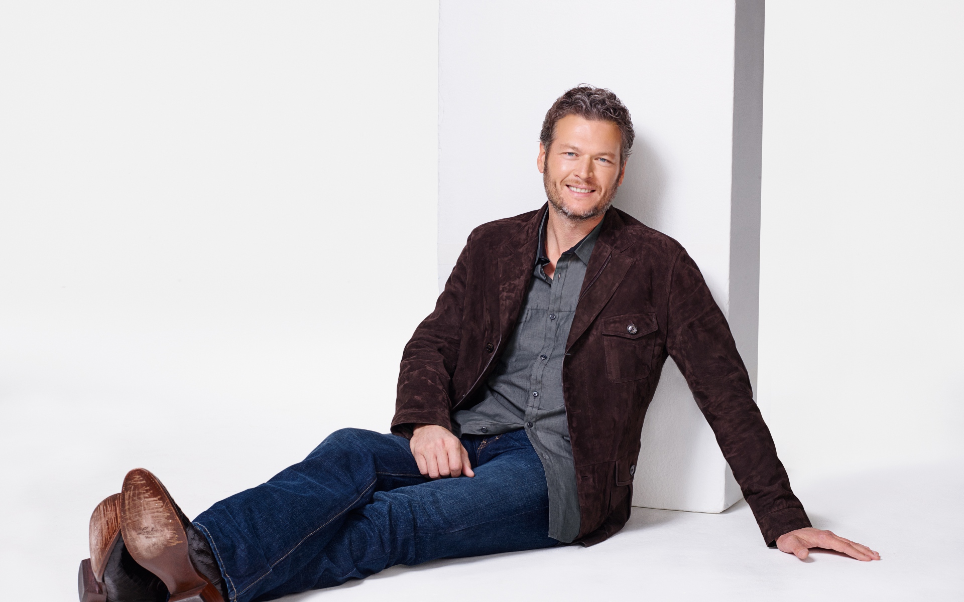 Стильный актер Блейк Шелтон на сером фоне