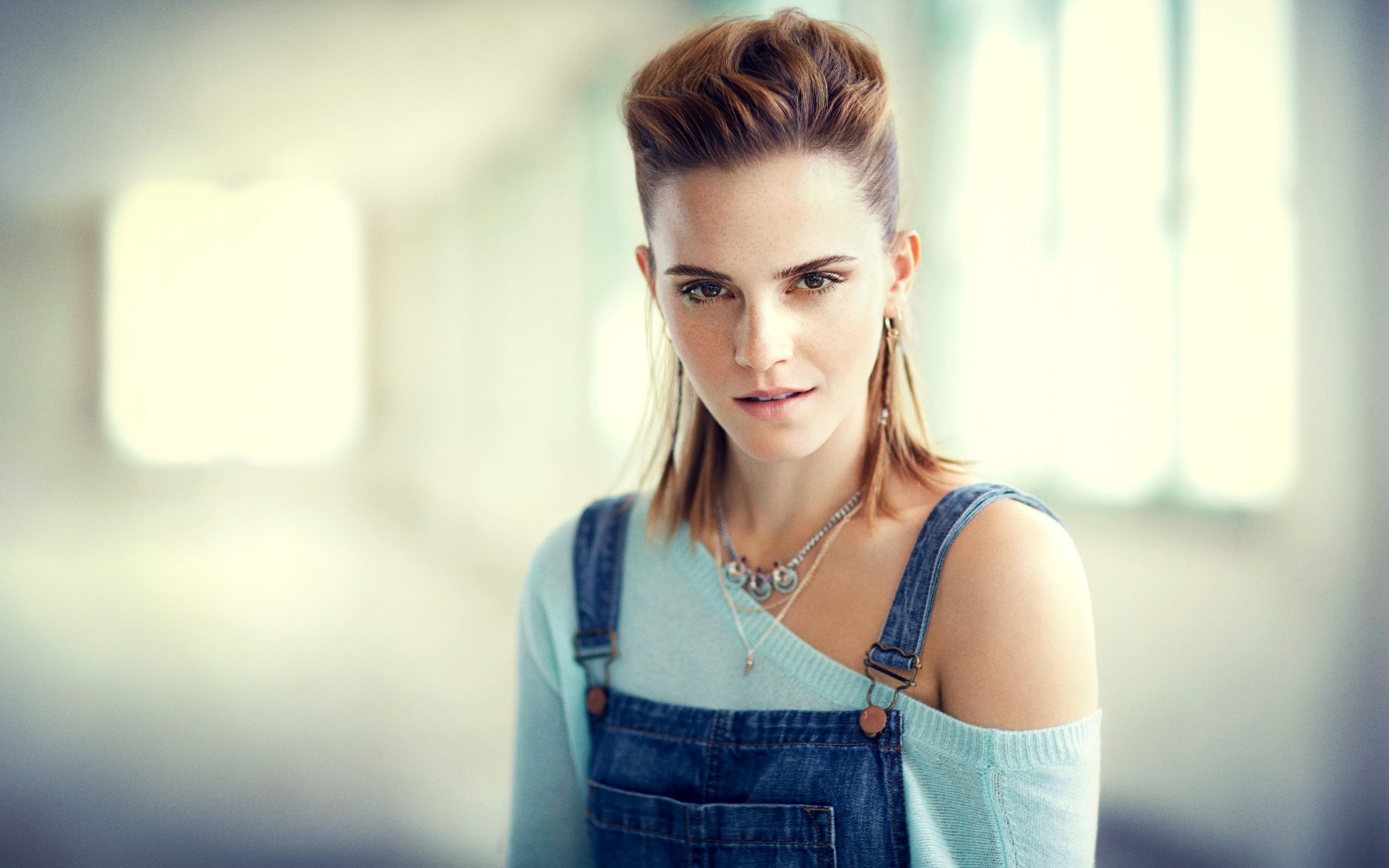 Стильная актриса Эмма Уотсон с джинсовом комбинезоне