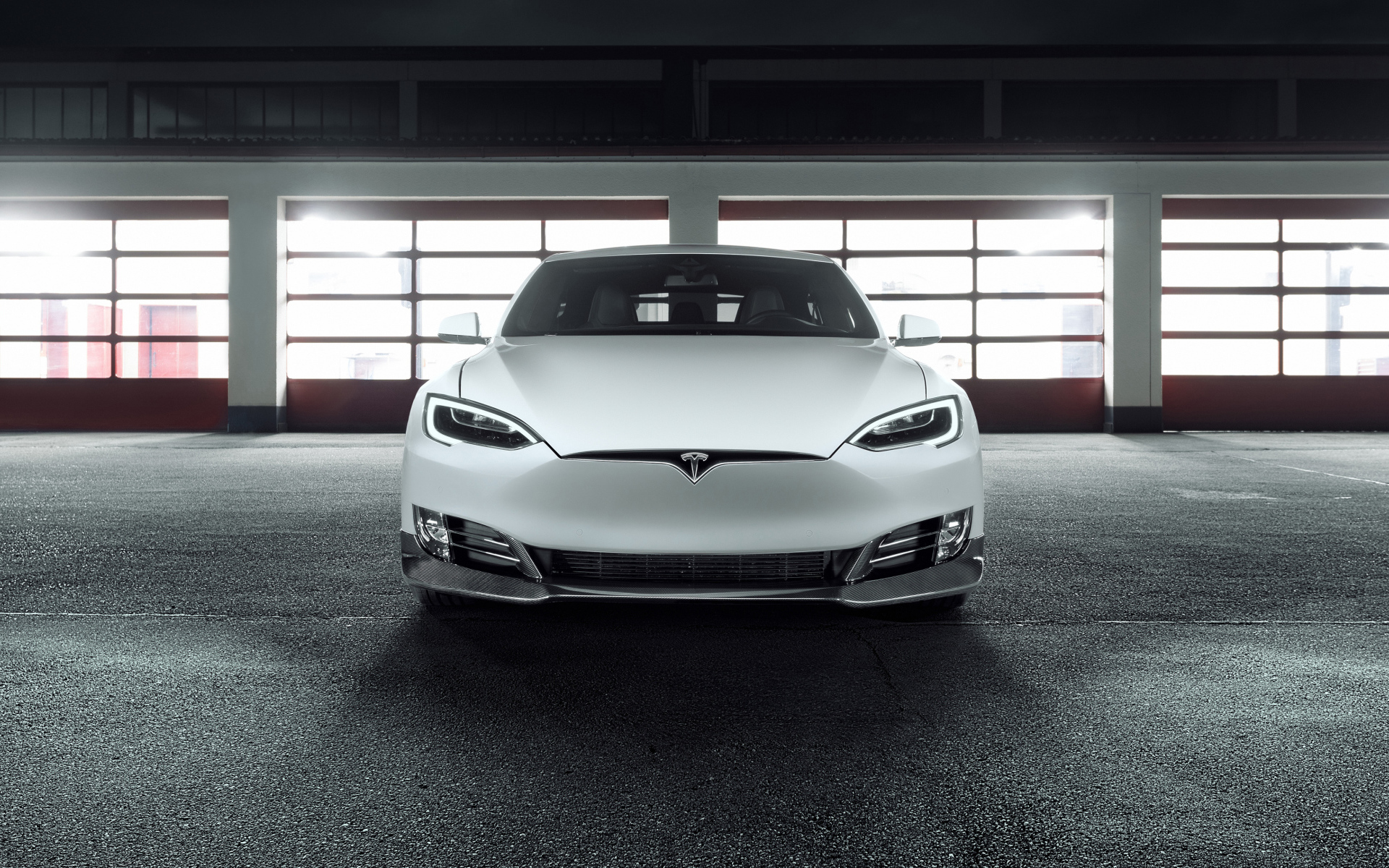Белый электромобиль Tesla Model S, вид спереди