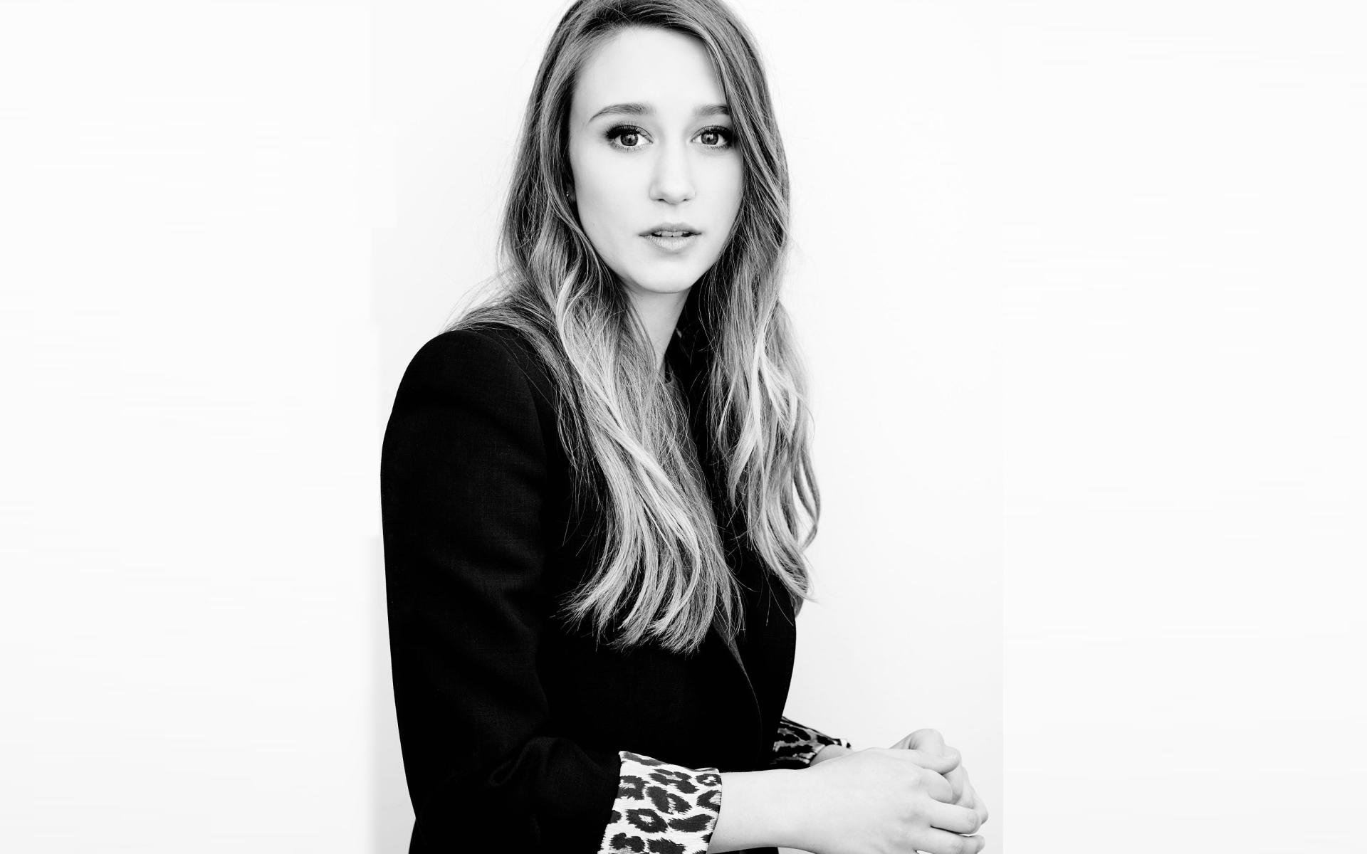 Молодая американская актриса Таисса Фармига черно белое фото